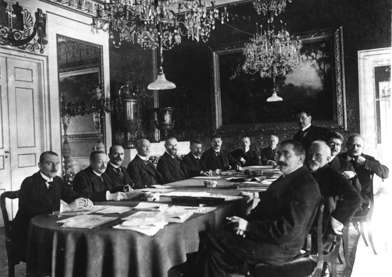 Erste Kabinettssitzung der neuen deutschen Reichsregierung,  13.2.1919, Weimar.