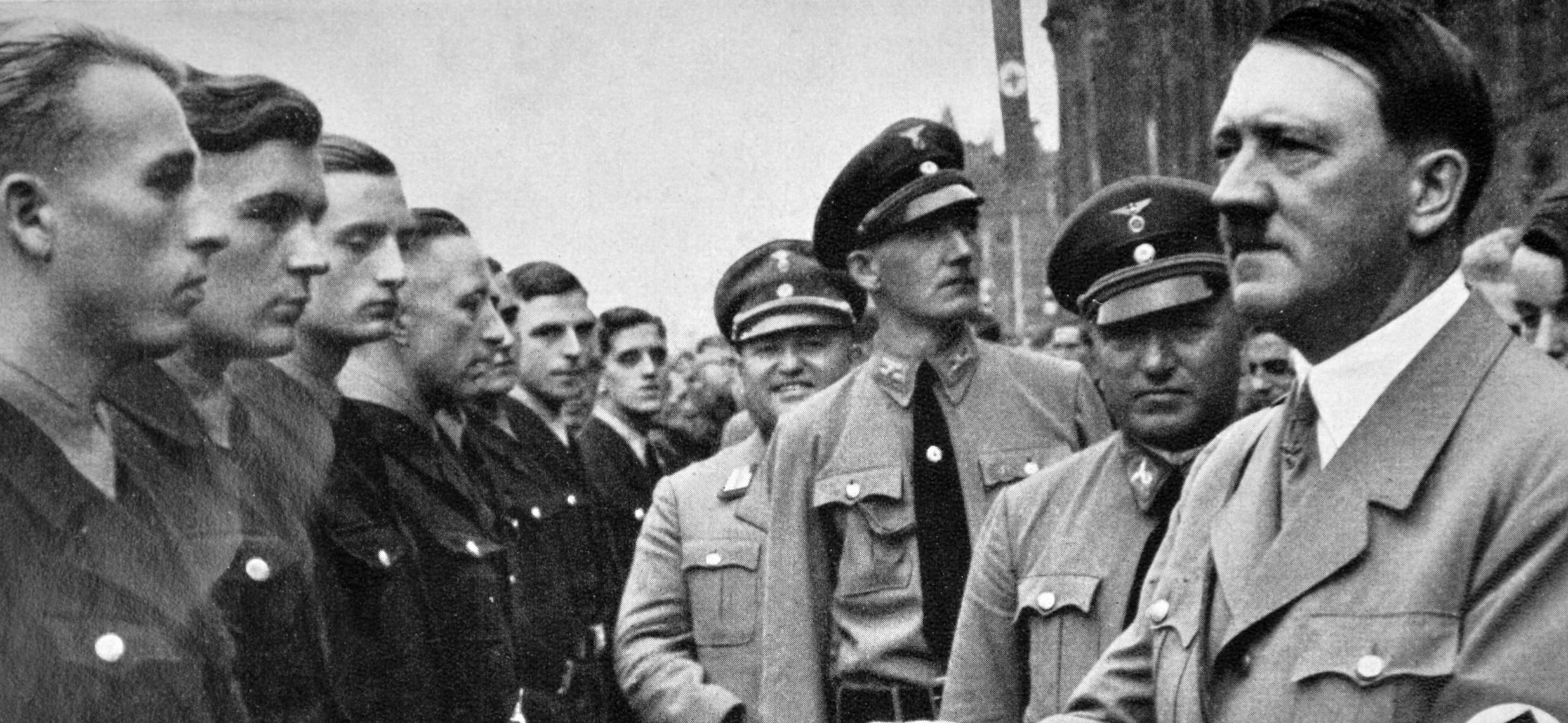 Hitler grüßt den von der NSDAP eingesetzten Leiter der »Deutschen Arbeitsfront« Robert Ley, 1935.