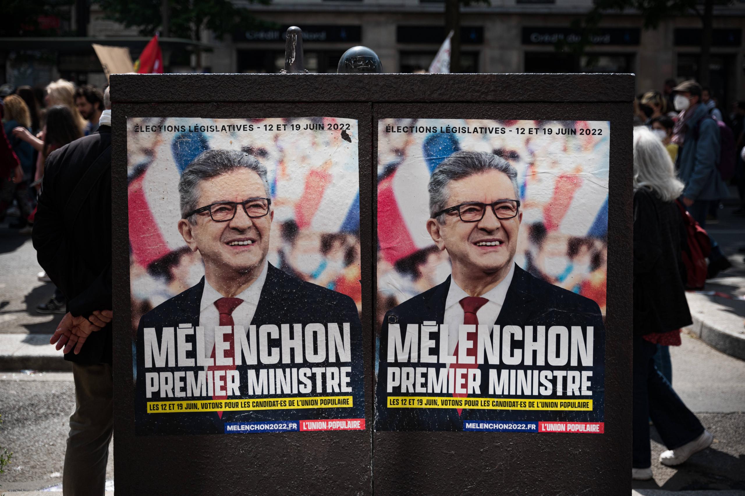 Wahlkampfposter für die bevorstehende Parlamentswahl im Juni 2022.