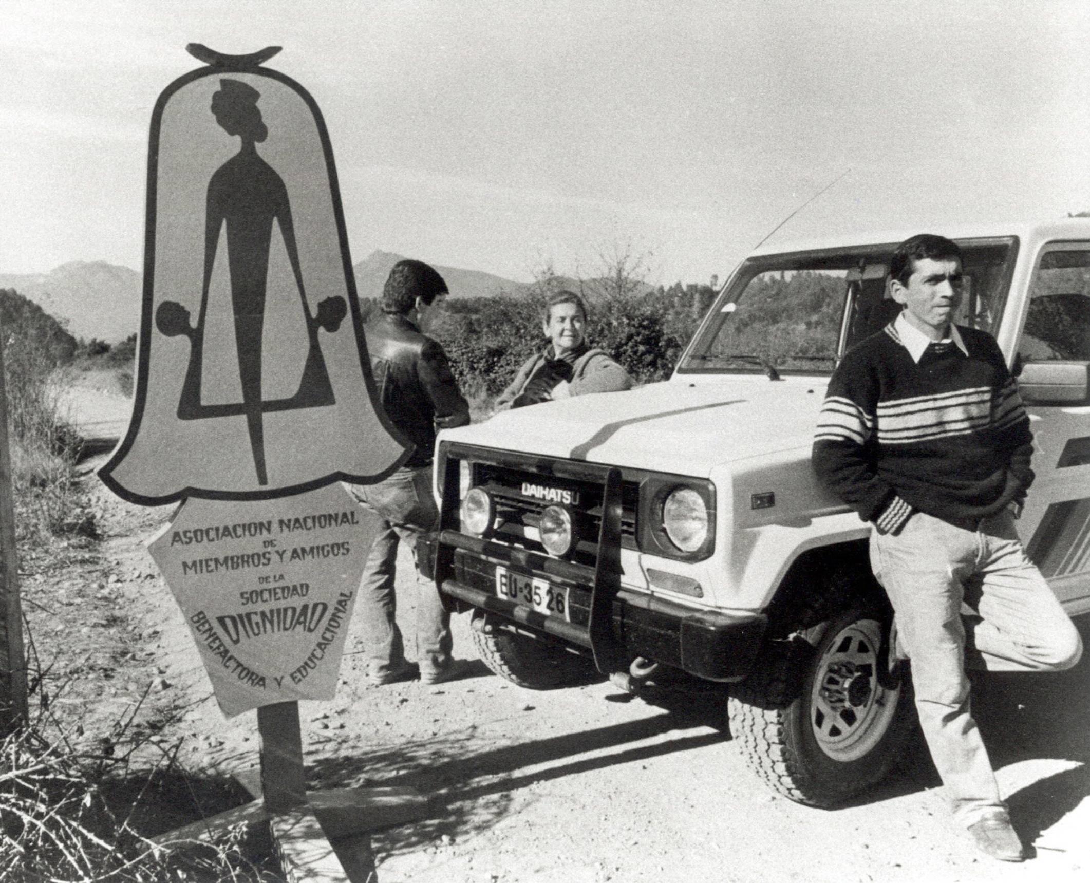 Mitglieder der Sekte blockieren eine Zufahrtsstraße zum Gelände der Colonia Dignidad. 25. Oktober 1989, Chile.