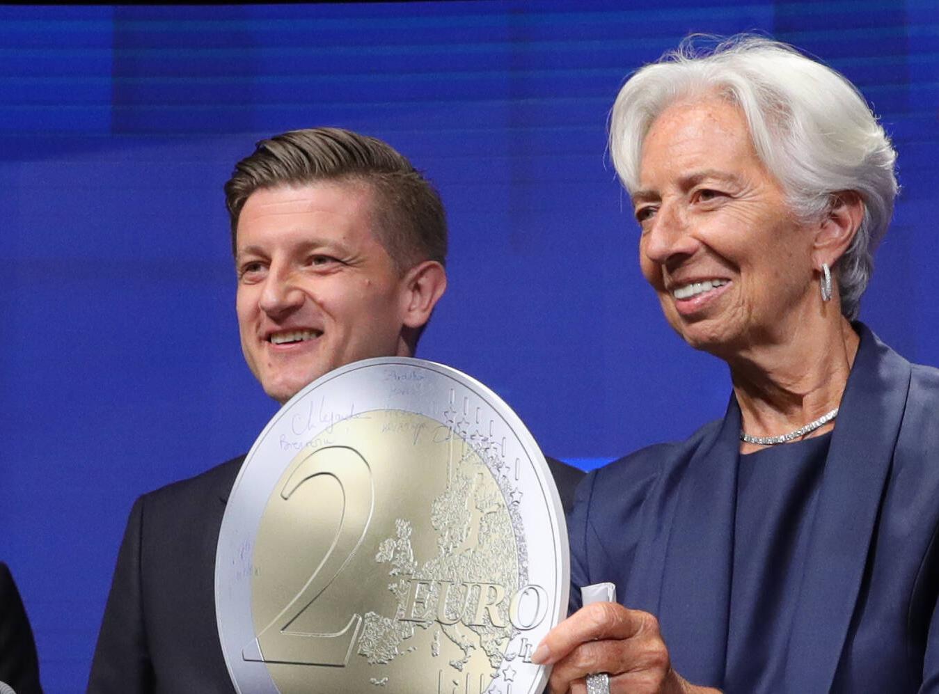 Kroatiens Ex-Finanzminister Zdravko Marić und EZB-Präsidentin Christine Lagarde bei einem Empfang zur Erweiterung der Eurozone, in Brüssel, 13. Juli 2022.