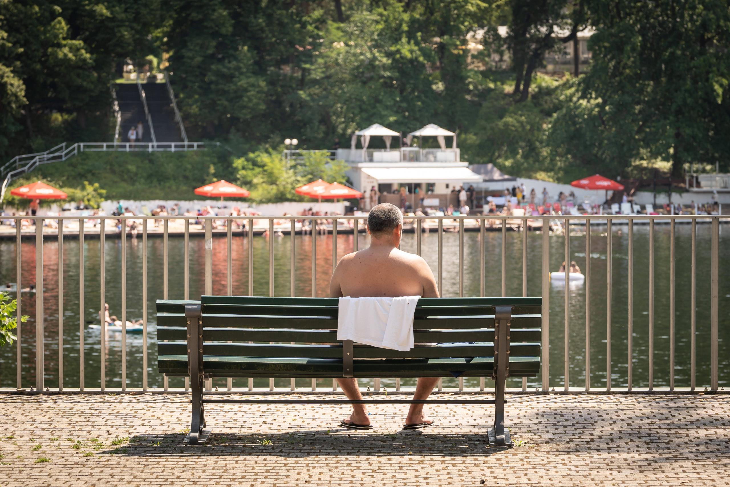 Mit mehr öffentlichen Badestellen und Schwimmbädern würde die Hitze für alle erträglicher werden, Berlin, 20. Juli 2022.
