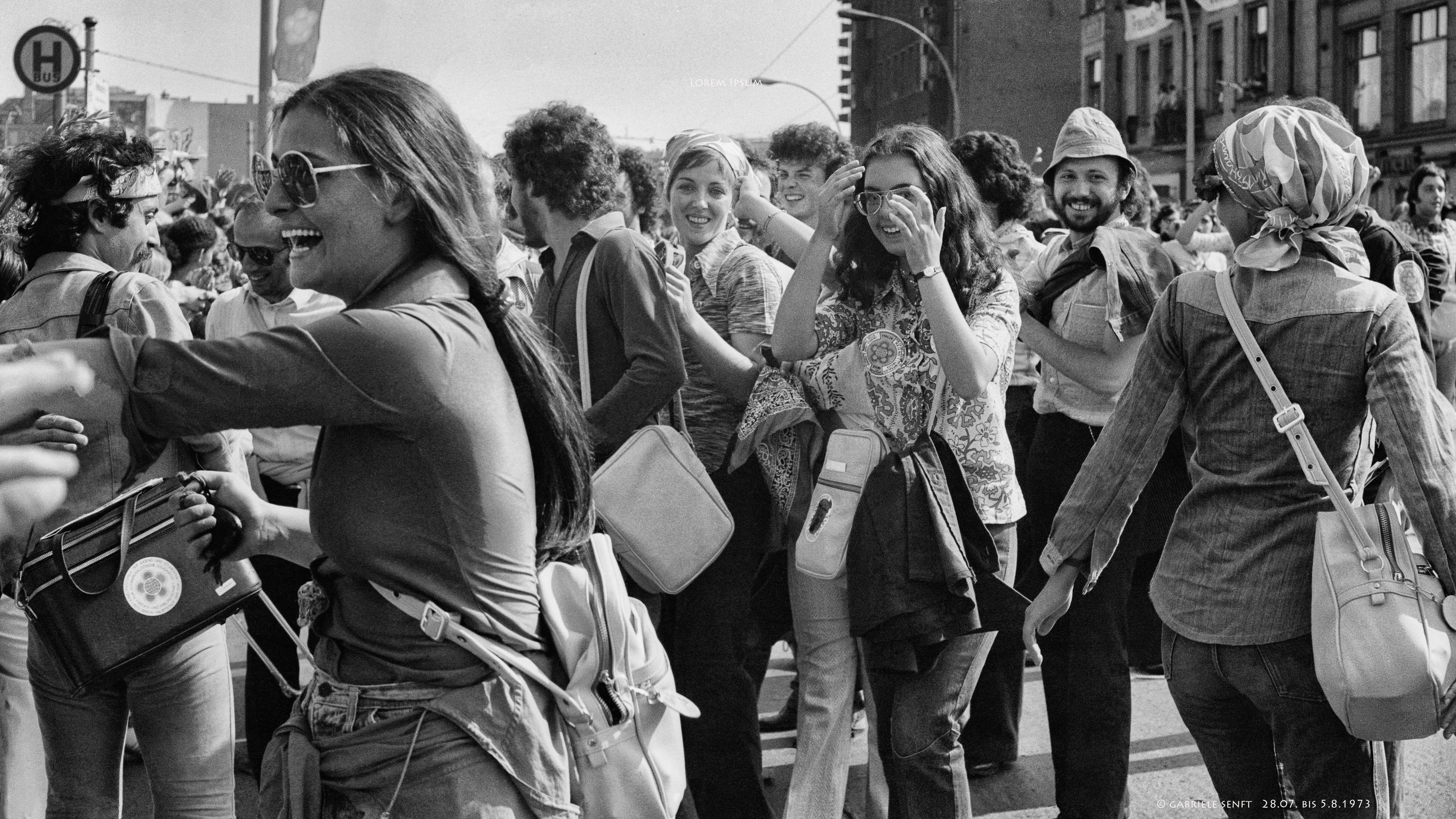 Die Fotografien zeigen die große Parade vom 28. Juli 1973 und entstanden auf der Berliner Chausseestraße. Delegationen aus über 140 Ländern und der DDR zogen zur Eröffnungsfeier der X. Weltfestspiele ins Stadion der Weltjugend.