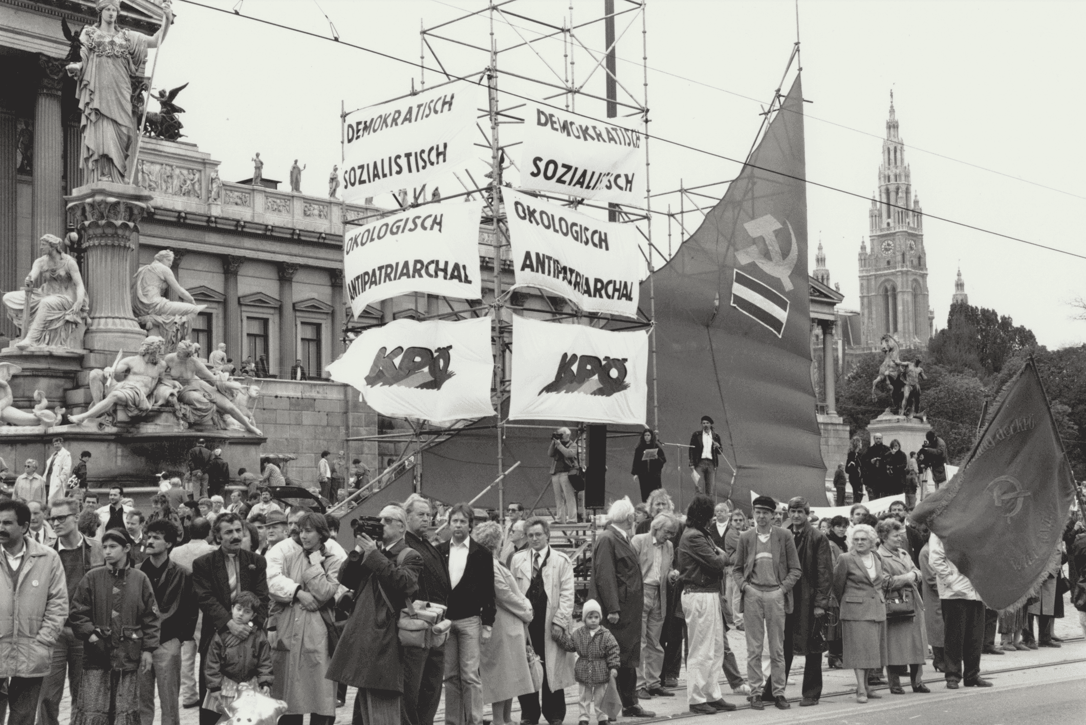 Tribüne der KPÖ vor dem Parlament in Wien am 1. Mai 1990.