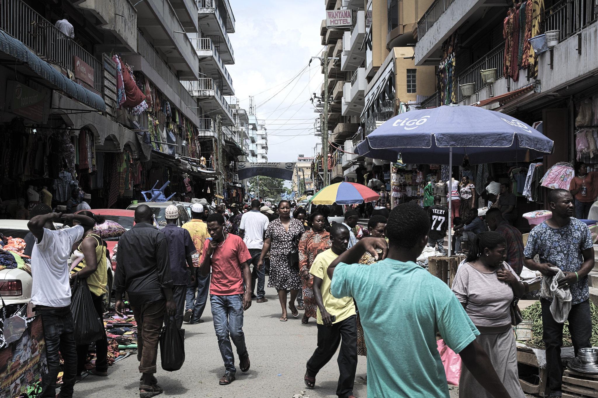 Straßenmarkt in Daressalam, Tansania.