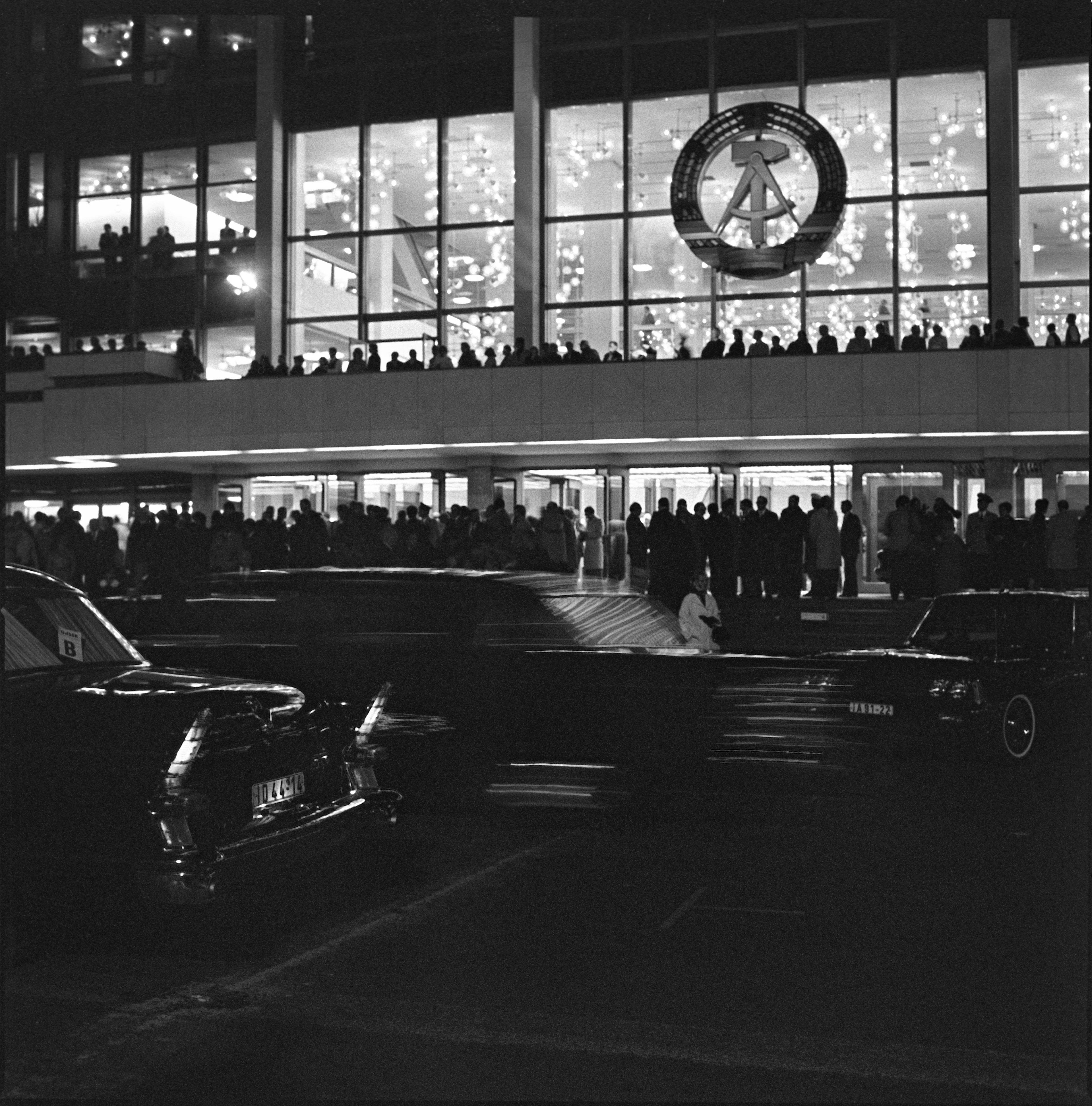 Um das dreißigjährige Bestehen der DDR zu feiern, werden Feierlichkeiten im Palast der Republik abgehalten, 1979.
