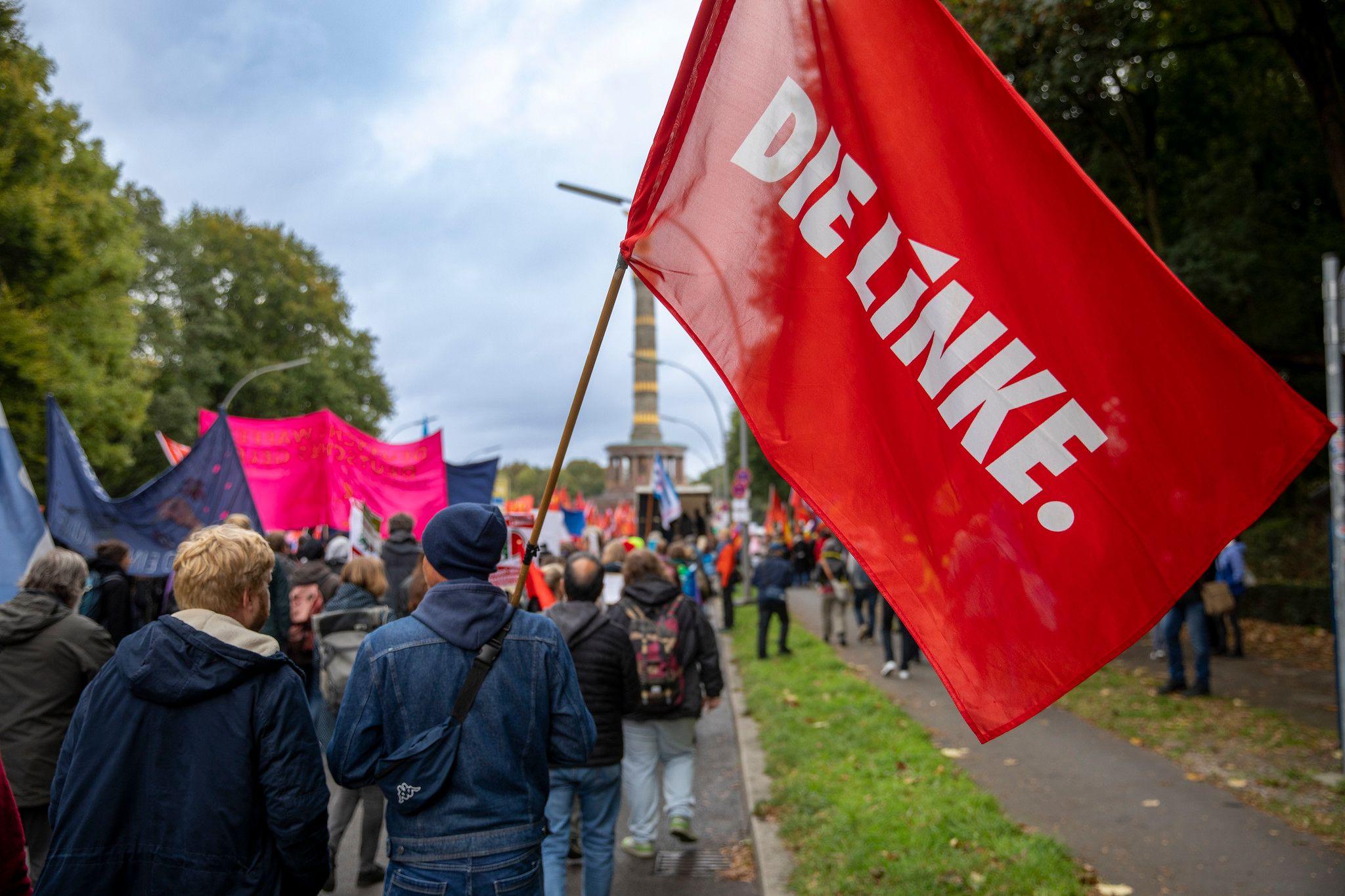 Linke-Mitglieder marschieren mit auf der Friedensdemo am 3. Oktober 2024 in Berlin.