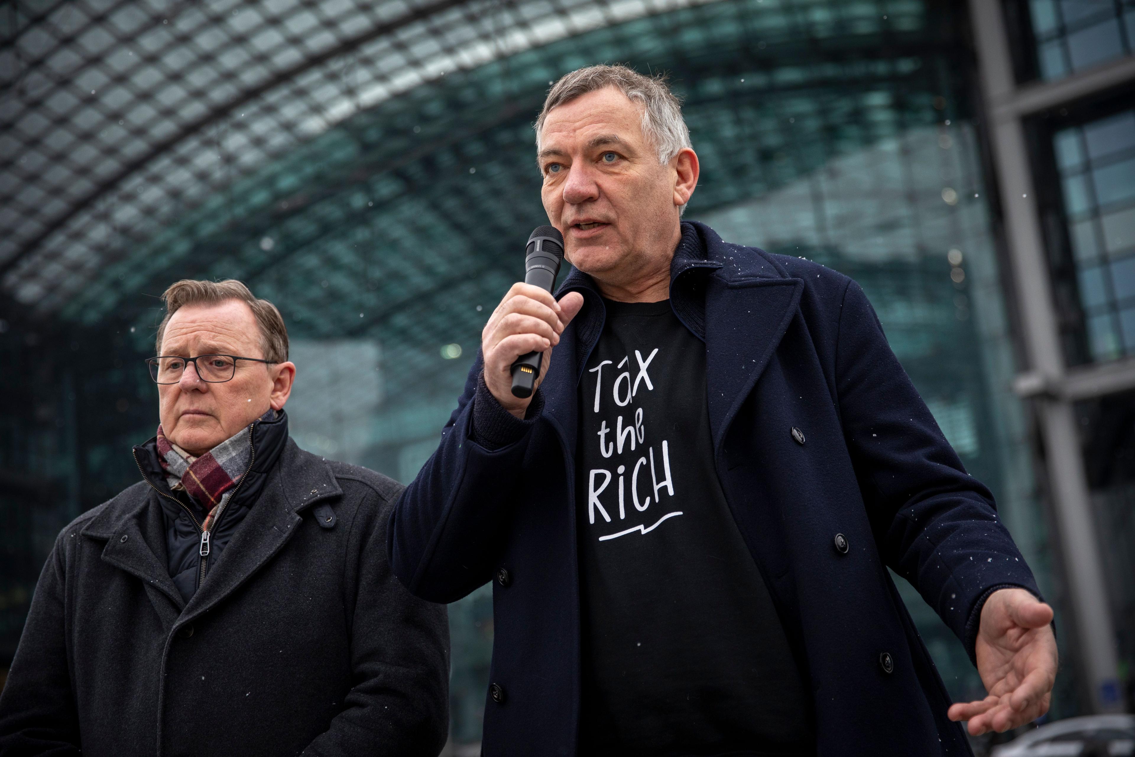 Jan van Aken und »Silberlocke« Bodo Ramelow bei einer Pressekonferenz in Berlin, 13. Februar 2025.