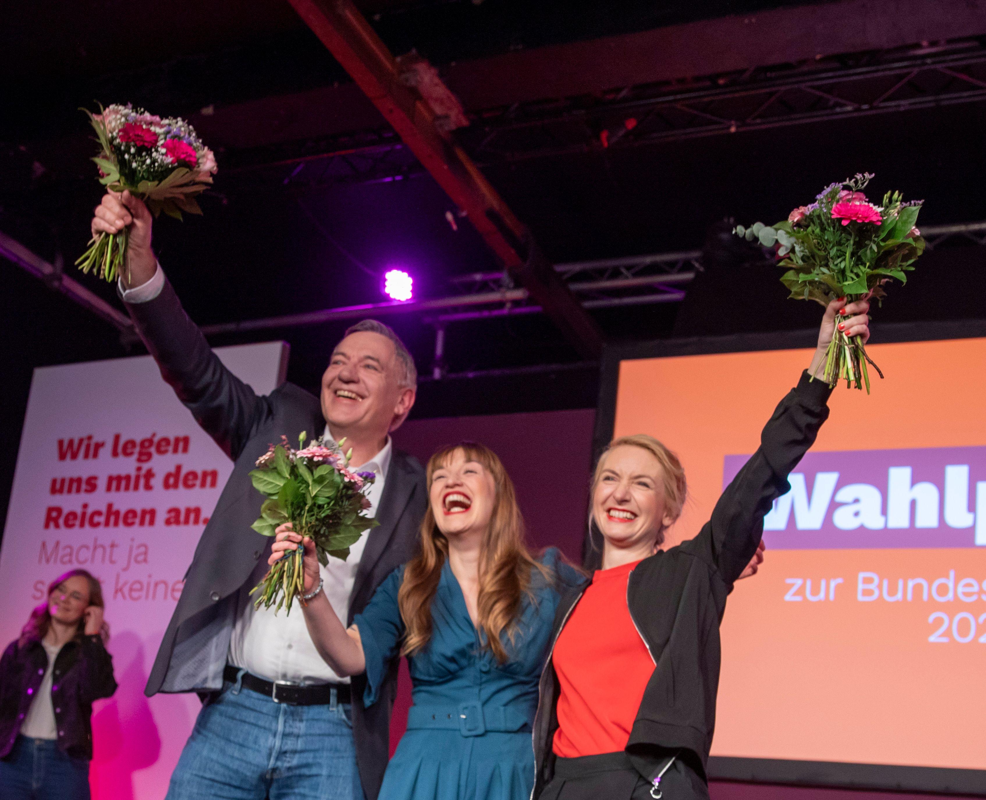 Anlass zur Freude: Co-Vorsitzender und Spitzenkandidat Jan van Aken, Spitzenkandidatin Heidi Reichinnek und Ines Schwerdtner, Direktkandidatin der Linken in Berlin-Lichtenberg und Co-Vorsitzende, feiern den Wahlerfolg.