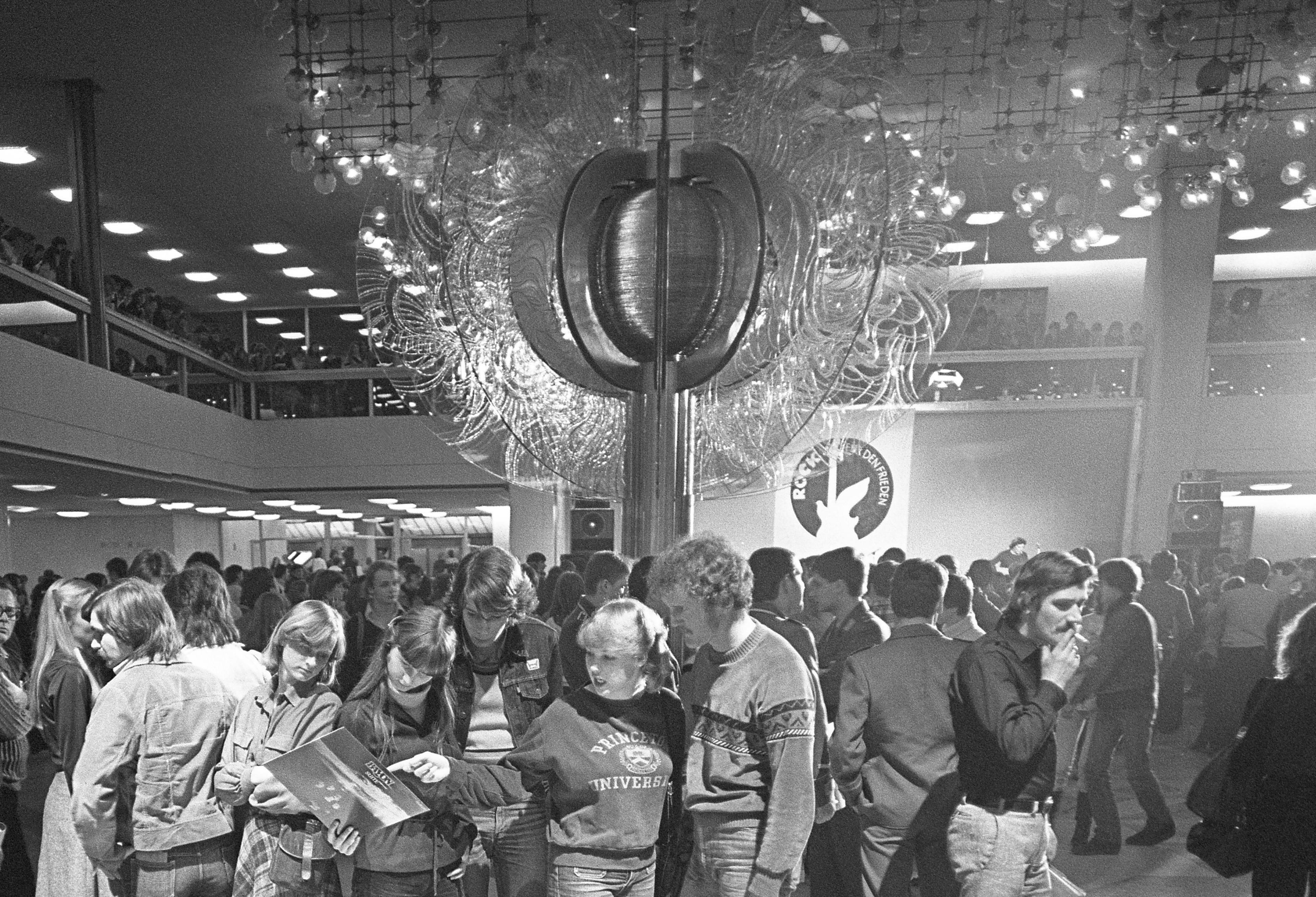 Reges Treiben um die Gläserne Blume im Foyer des Palastes bei einem Konzert von »Rock für den Frieden«, 1982.