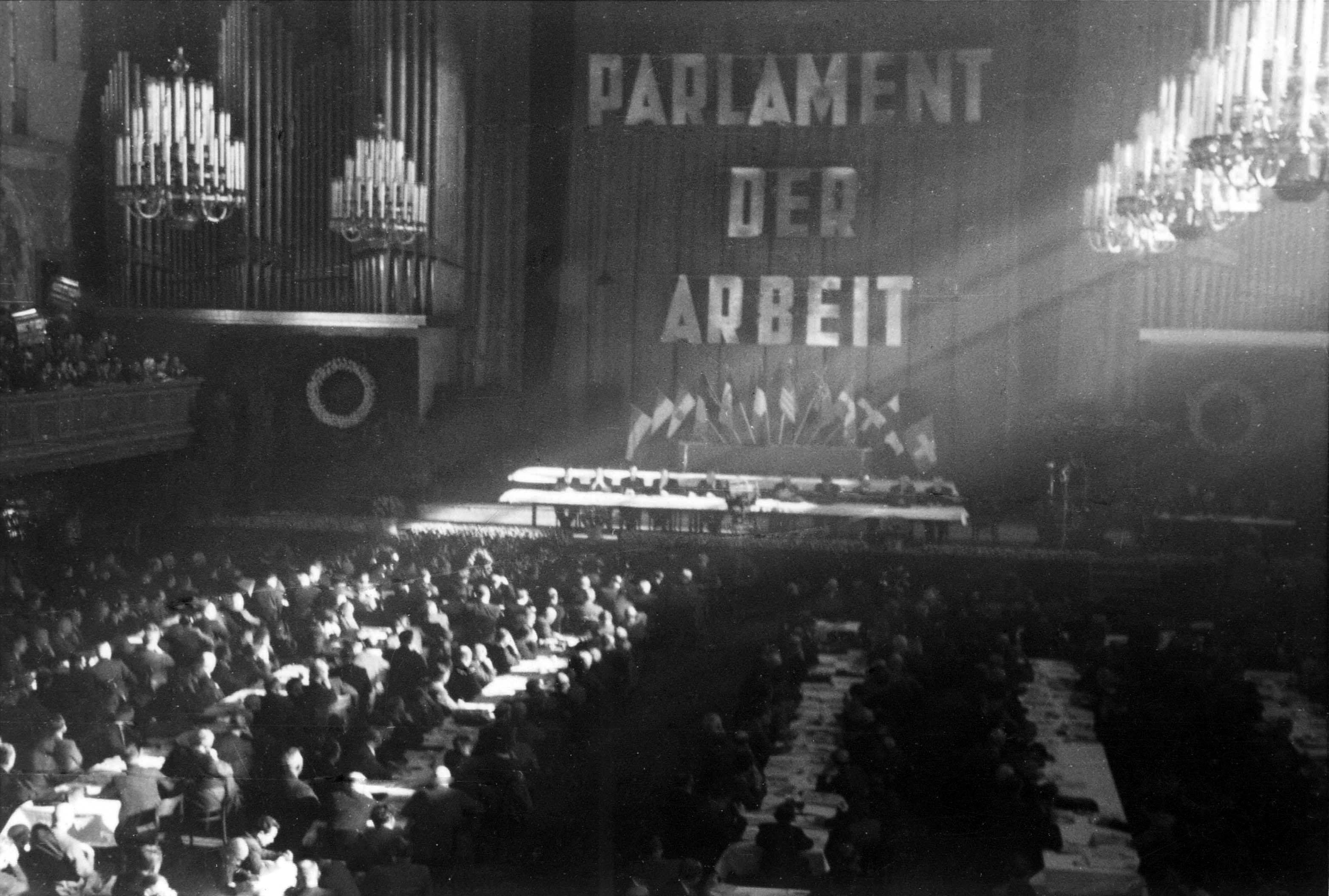 Blick über den Saal aufs Podium beim DGB-Gründungskongress in München, 12.–14. Oktober 1949.