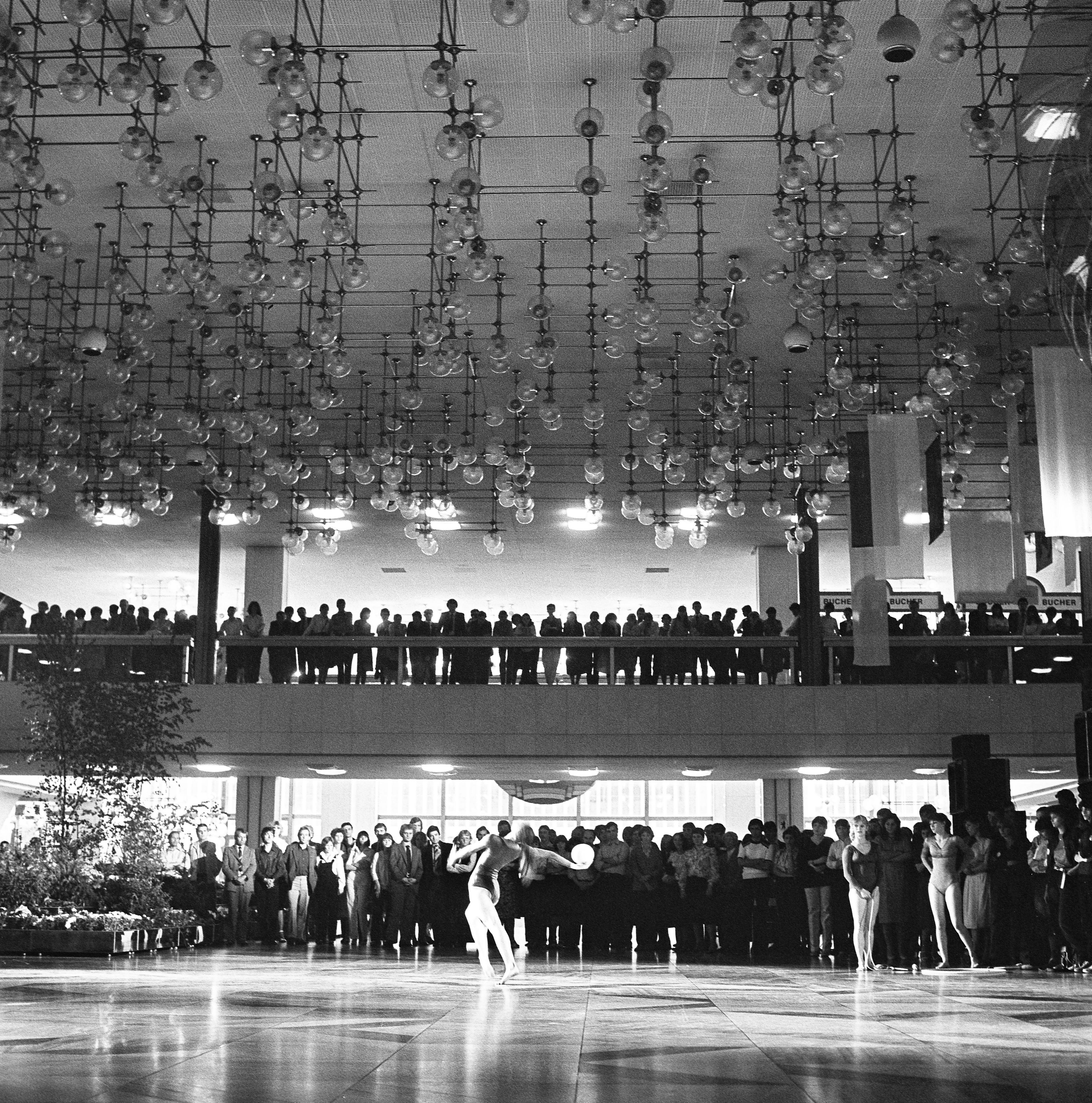 Eine Tanzeinlage unter den berühmten Kugellampen, 1982.
