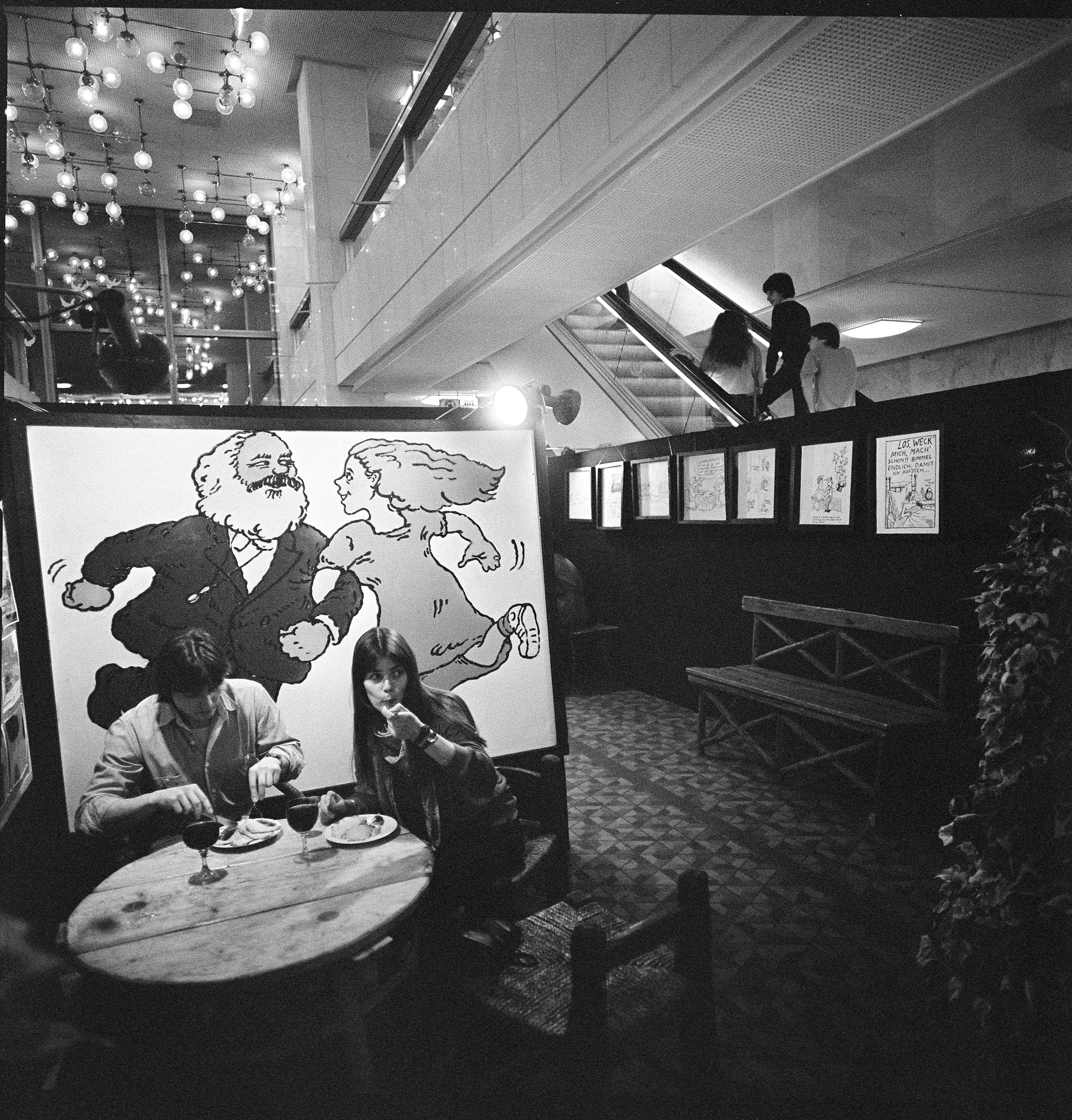 Gastronomie unter Genossen: In den öffentlichen Gängen des Palastes wird Kunst ausgestellt, 1984.
