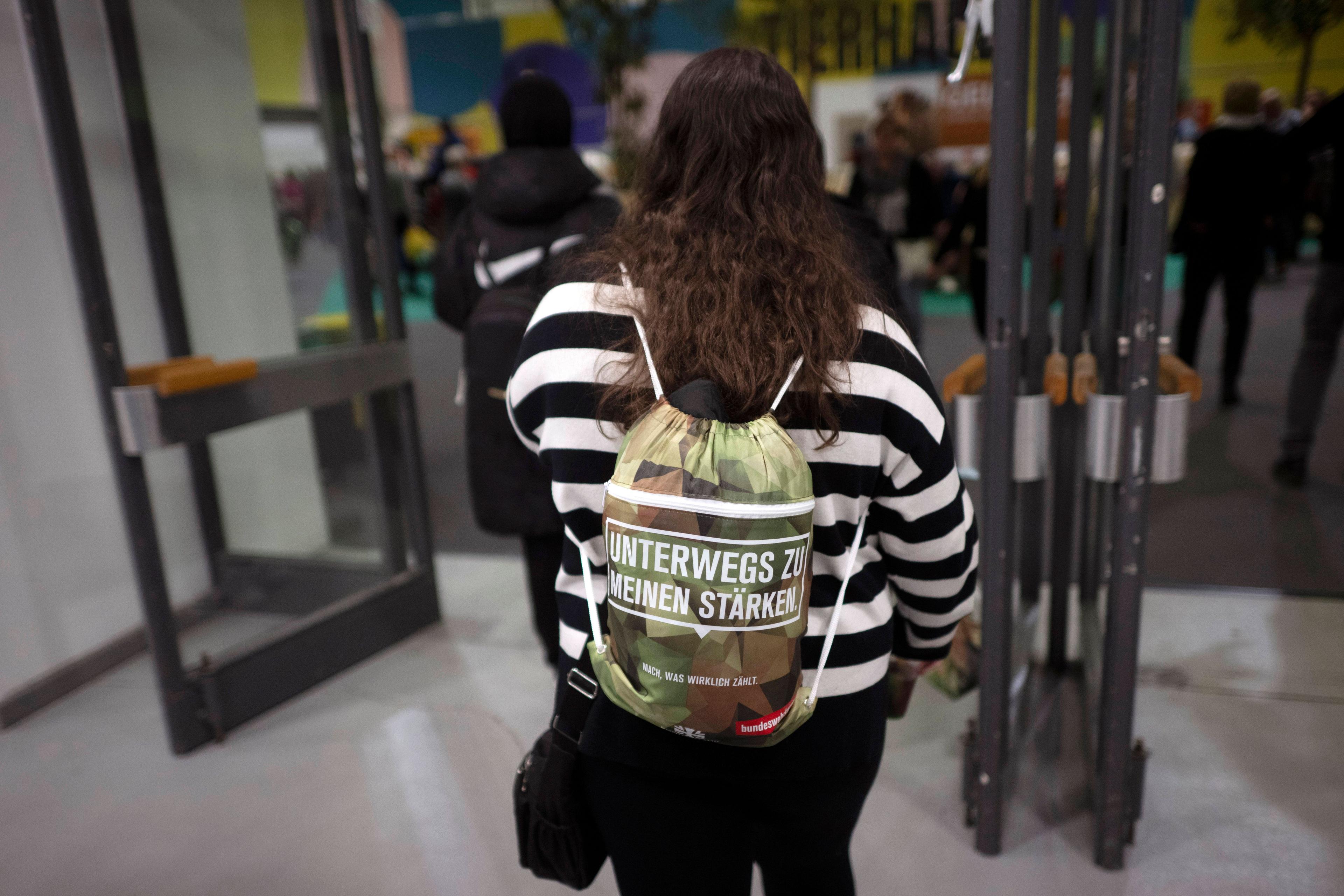 Unter dem Motto »Unterwegs zu meinen Stärken« versucht die Bundeswehr, junge Besucherinnen für den Wehrdienst zu begeistern auf der Grünen Woche in Berlin, 23. Januar 2025.