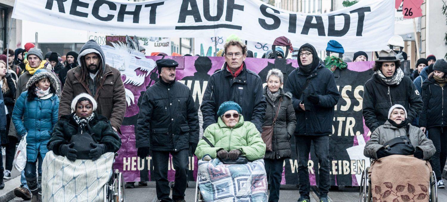 Ein breites Bündnis protestiert gegen steigende Mietpreise in Basel.