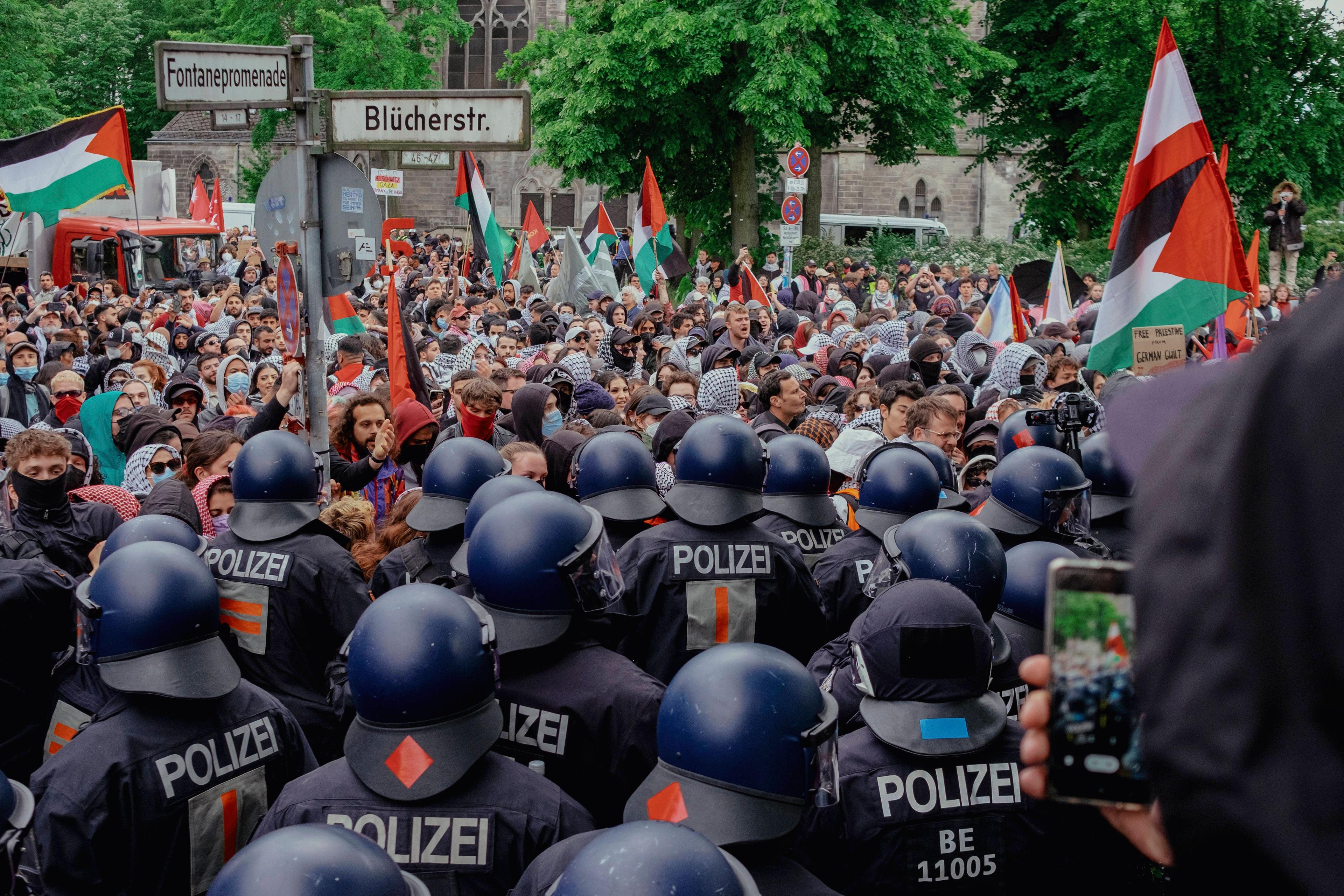 Starke Polizeipräsenz bei einer propalästinensischen Demonstration in Berlin, 15. Mai 2025.