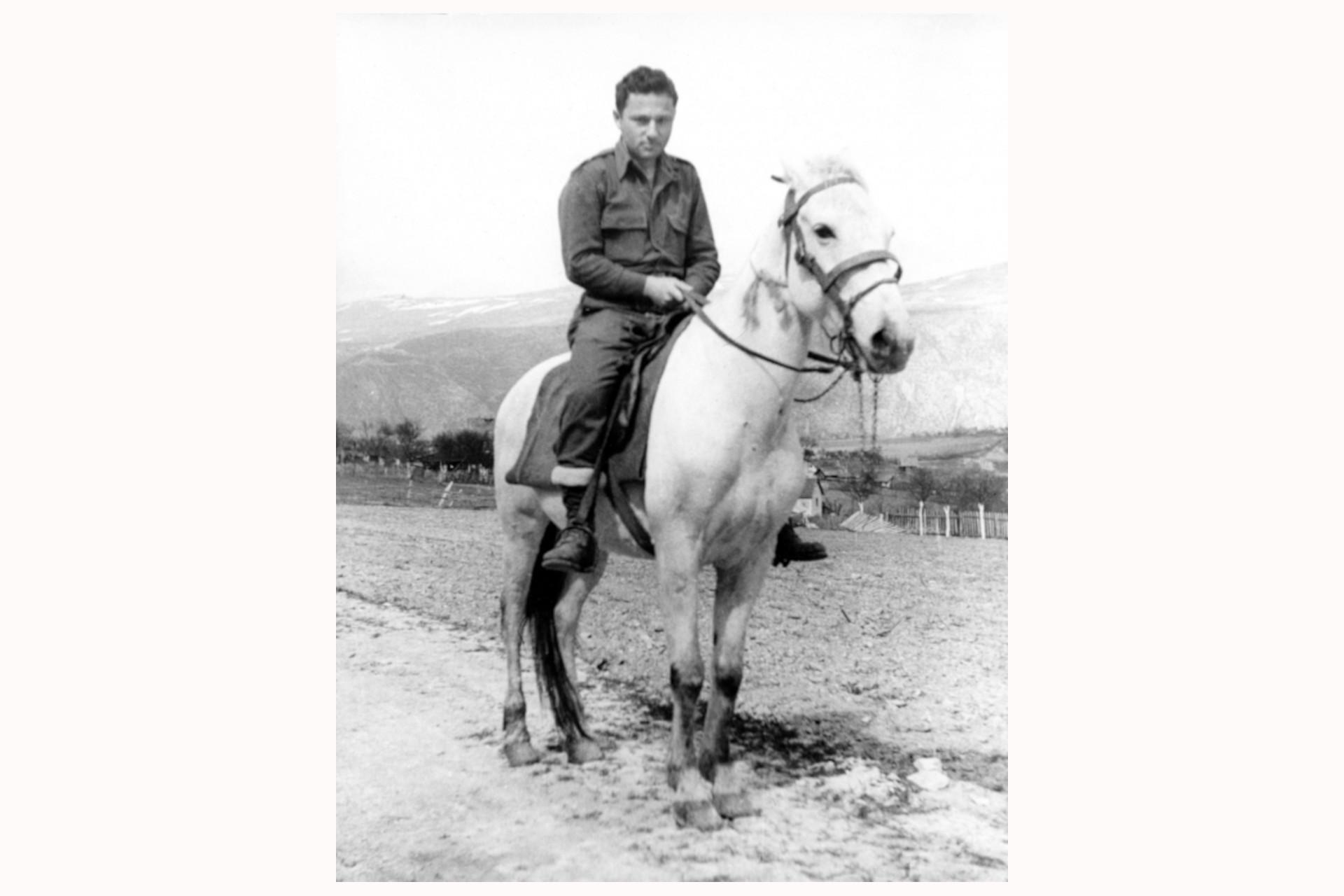 Der US-amerikanische Drehbuchautor Walter Bernstein auf dem Weg nach Drvar, Bosnien und Herzegowina, im Frühjahr 1944. Bernstein wurde als Journalist mobilisiert, um für das US-Militär zu arbeiten. Entgegen den Befehlen reiste er auf eigene Faust nach Jugoslawien. Er war der erste, der den Partisanenführer Josip Broz Tito interviewte. Noch in derselben Nacht wurde er von Soldaten der amerikanischen Mission, die sich in der Nähe des Obersten Hauptquartiers der Partisanen befand, verhaftet. (Jugoslawien war zu dieser Zeit nicht nur besetzt, sondern unterlag auch einer Informationsblockade durch die noch immer pro-royalistischen Alliierten.) Während seines Aufenthalts bei den Partisanen traf Bernstein auf den Partisanenfotografen Živko Gattin. Nach dem Zweiten Weltkrieg wurde er unter McCarthy Opfer antikommunistischer Hetze. Die erste Delegation, die mit Erlaubnis des US-Militärs die Partisanen erreichte, traf erst am 9. Mai 1944 ein.