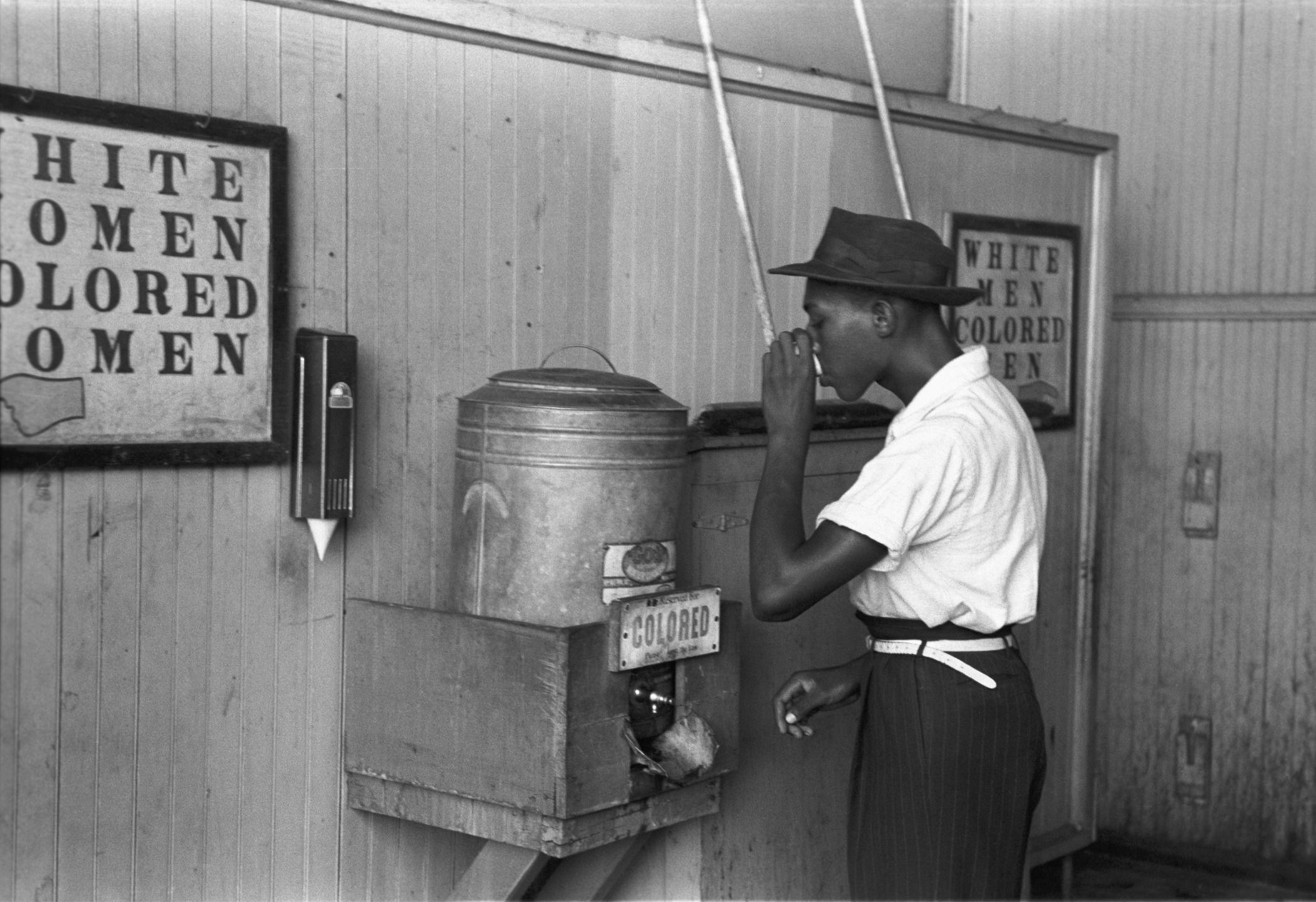 Trinkwasserspender in Oklahoma City zur Zeit der Segregation, 1939.