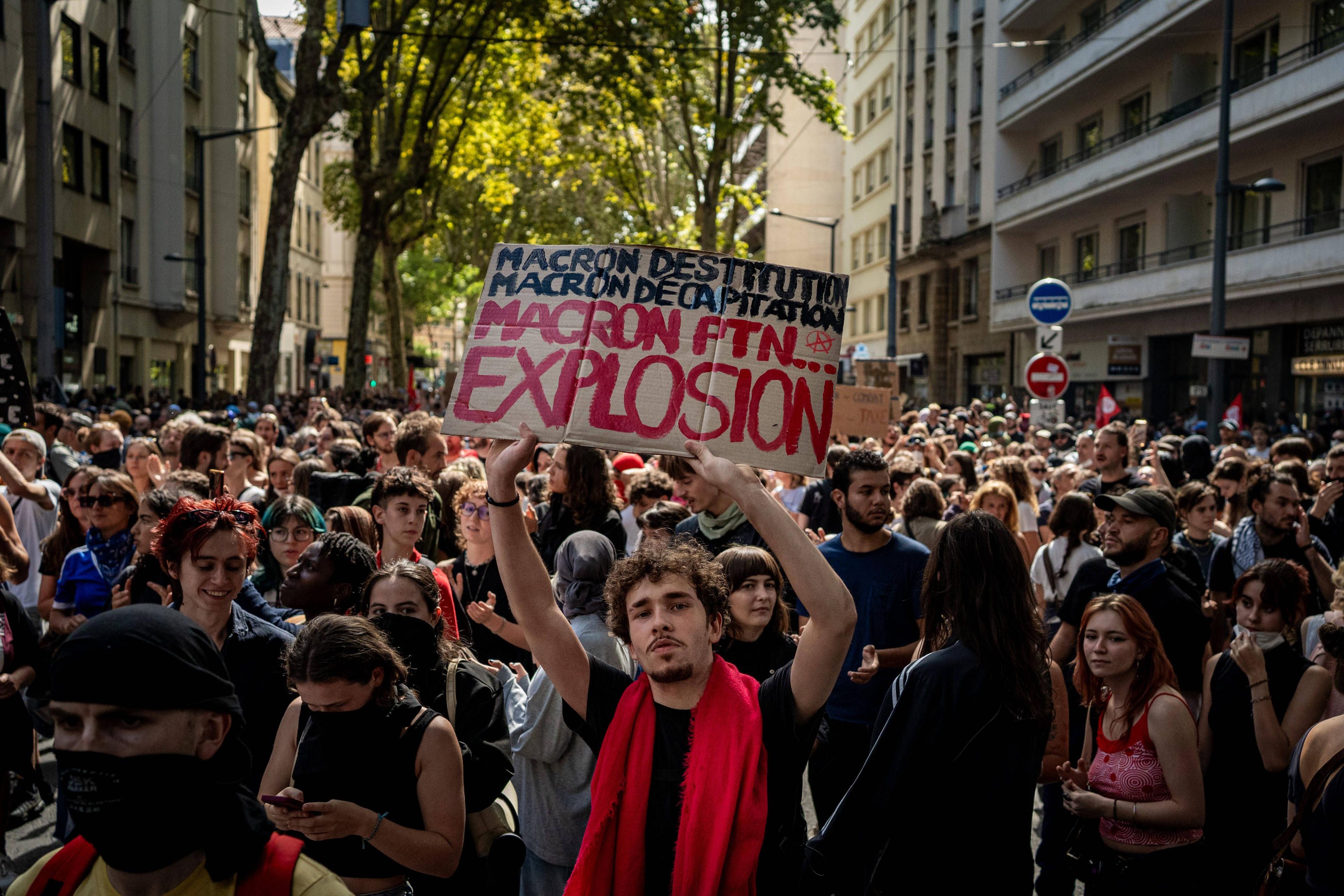 Tausende versammeln sich auf dem Place Guichard in Toulouse, um gegen die Regierung und die Politik von Emmanuel Macron zu protestieren, 10. September 2025.