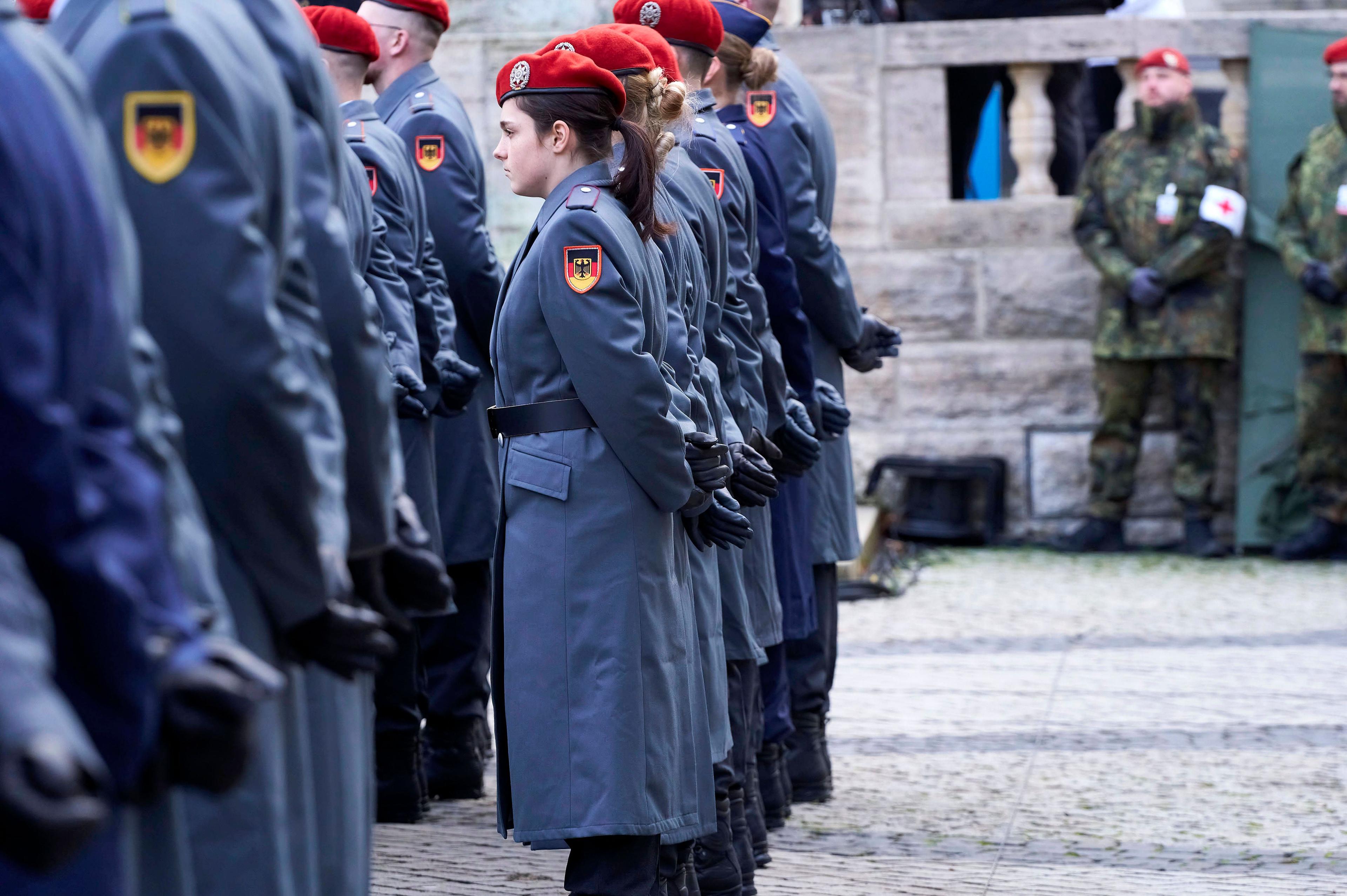 Soldatinnen beim feierlichen Gelöbnis zum Gründungstag der Bundeswehr auf dem Platz der Menschenrechte in Hannover, 12. November 2024.