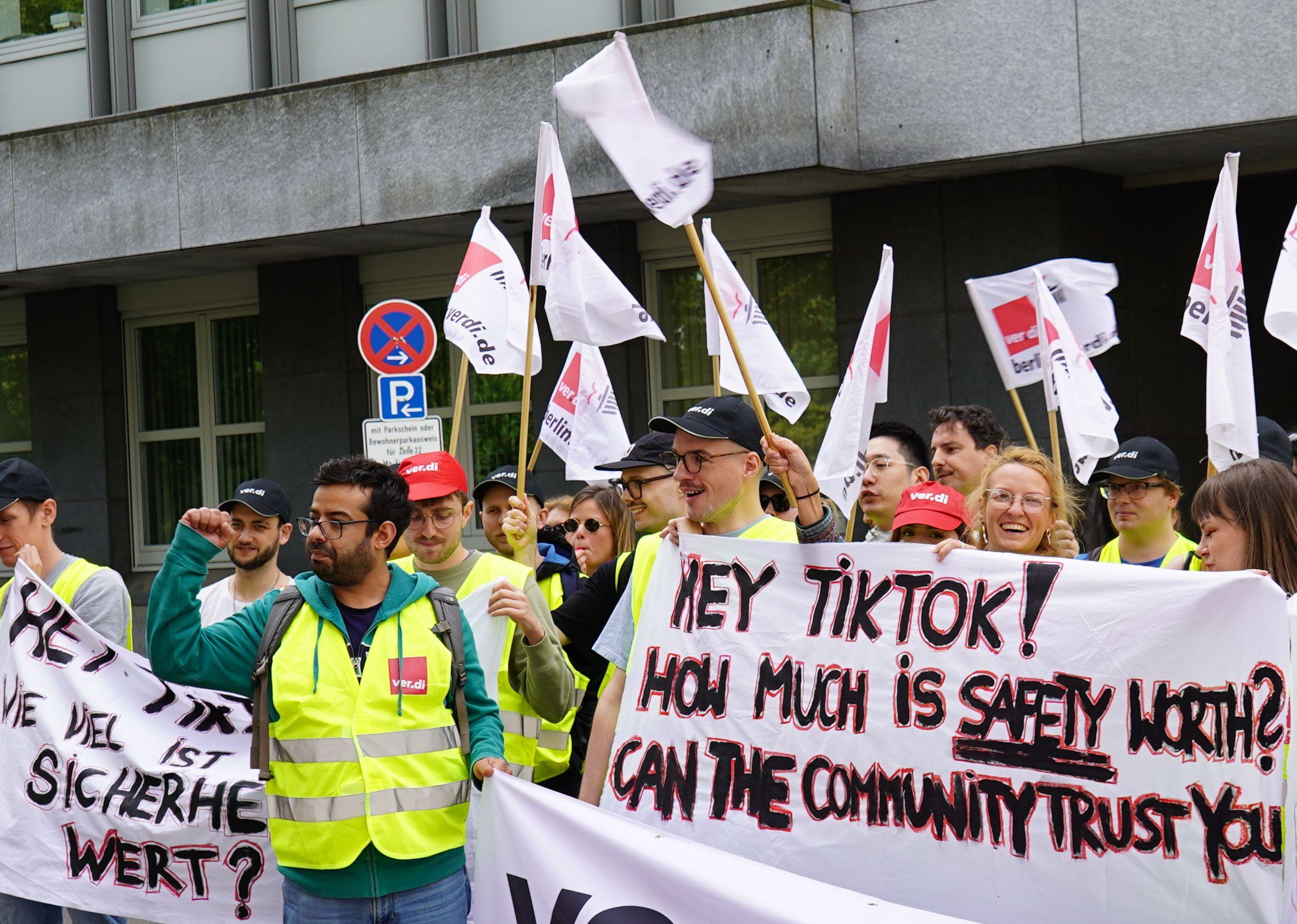 TikTok-Mitarbeitende bei der Rally vor dem Arbeitsgericht in Berlin, 28. Juli 2025.