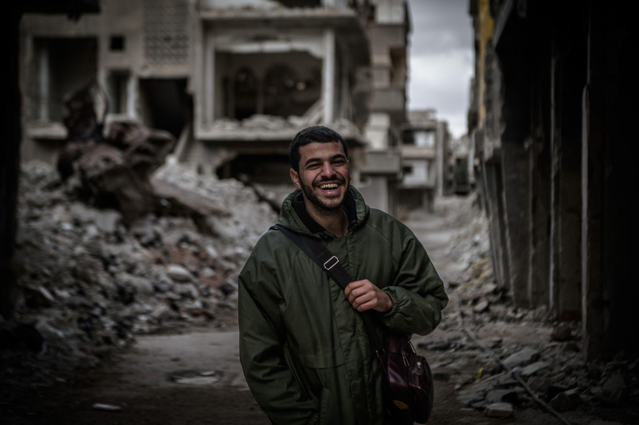 Nayef Alsahli spaziert durch die Straßen seiner Heimatstadt Jarmuk. Foto: Santiago Montag