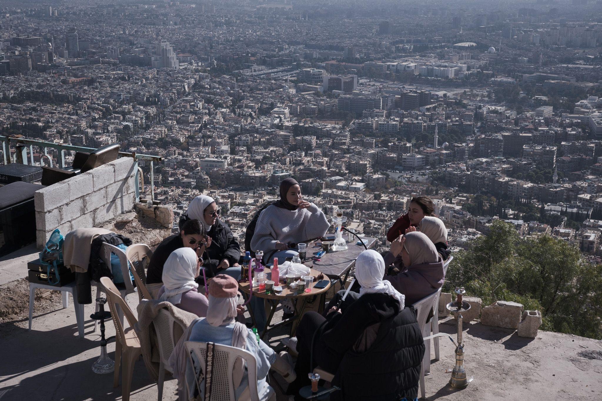 Freundinnen treffen sich auf dem Berg Qāsiyūn.