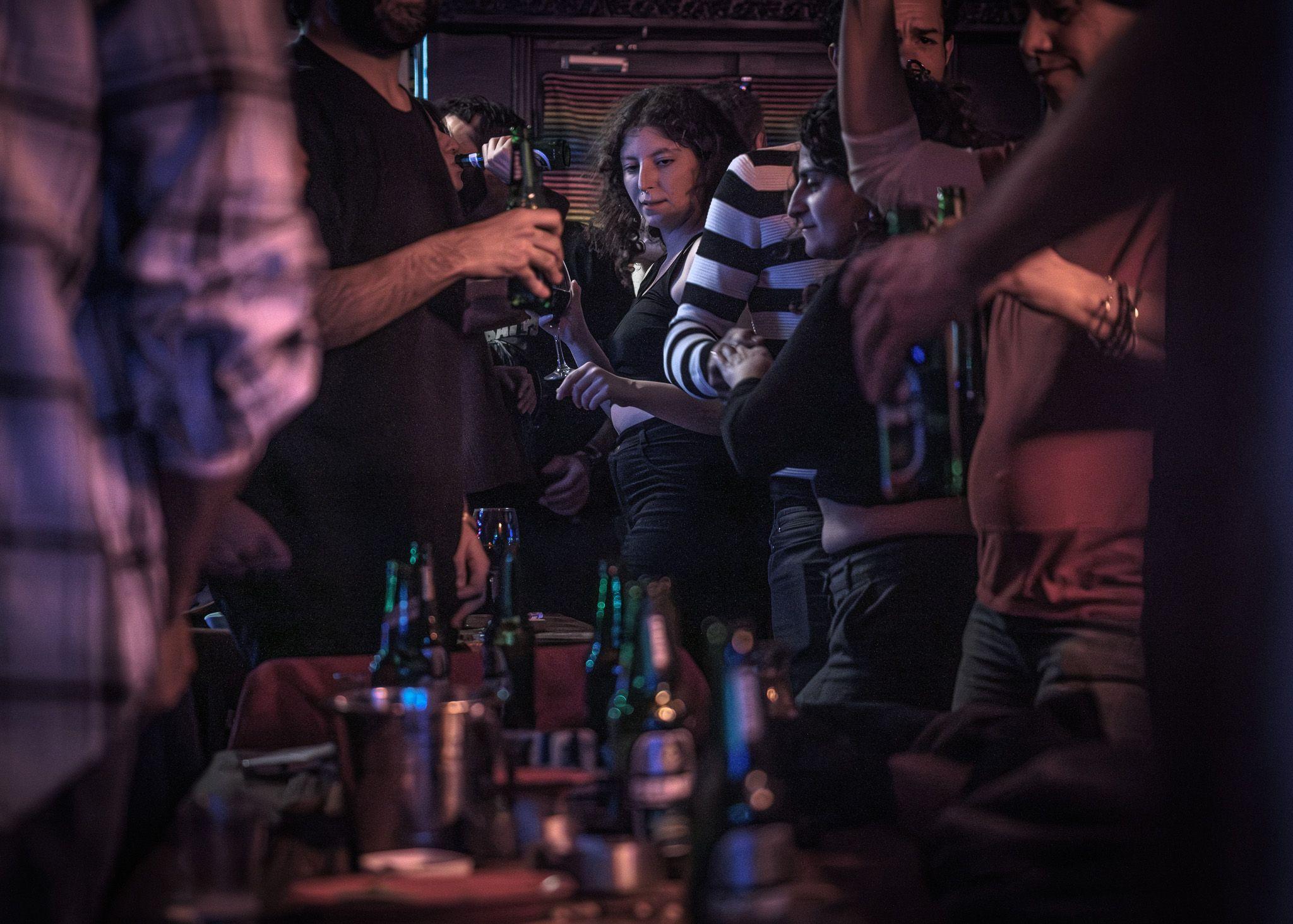 Junge Syrerinnen und Syrer feiern in einer Bar in Damaskus. Viele fürchten, die neue Führung könnte striktere Regeln für Alkoholkonsum und das Nachtleben verhängen.