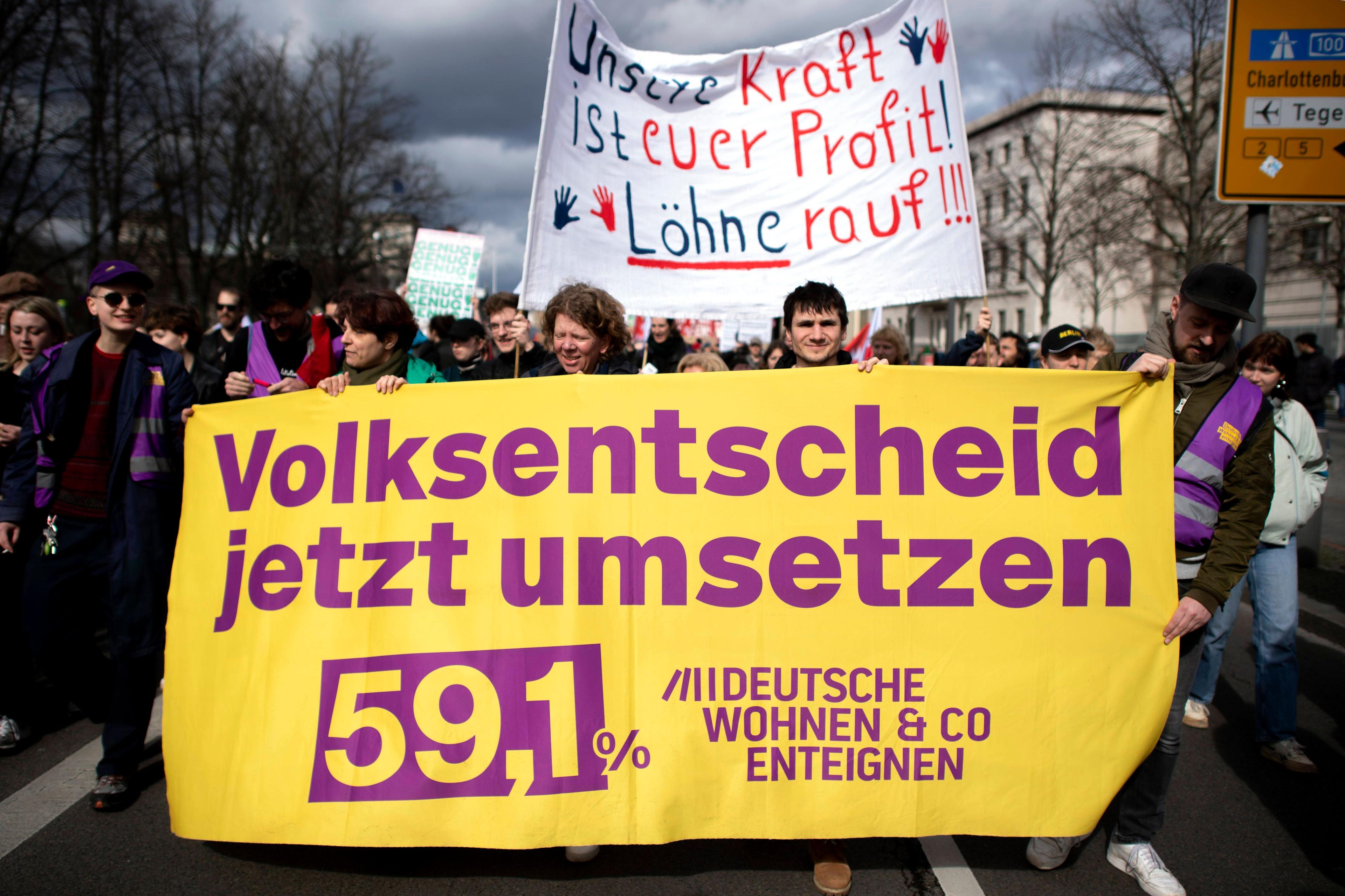 Die Berliner SPD versucht mal wieder drum herumzukommen, den  Volksentscheid zur Vergesellschaftung umzusetzen, wie es hier auf einer Demonstration im Jahr 2023 gefordert wird.