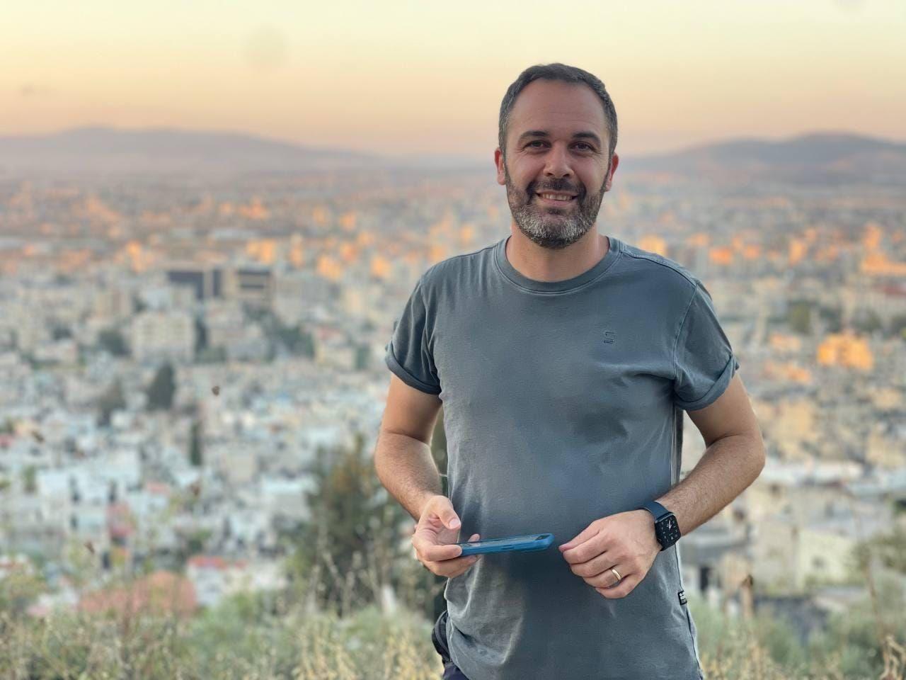 Der Journalist Hüseyin Doğru, hier in Jenin im Westjordanland abgebildet, hat aufgrund von EU-Sanktionen praktisch keinen Zugang mehr zu seinen Finanzen.