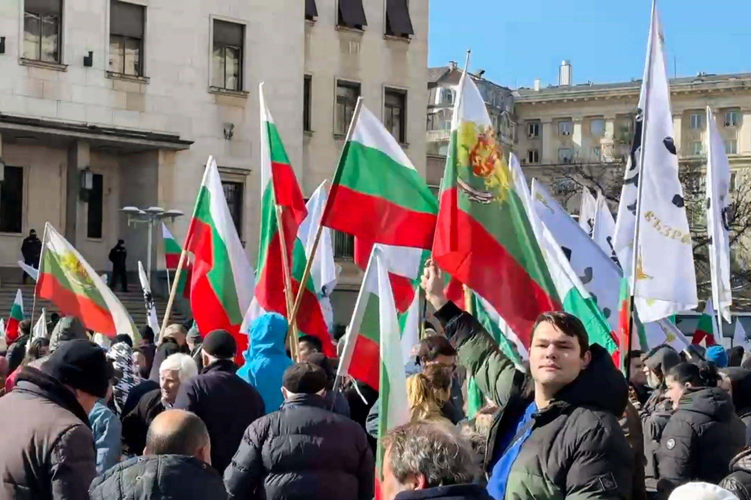 Aktivisten demonstrieren gegen den Eurobeitritt Bulgariens vor der bulgarischen Nationalbank in Sofia, 22. Februar 2025.