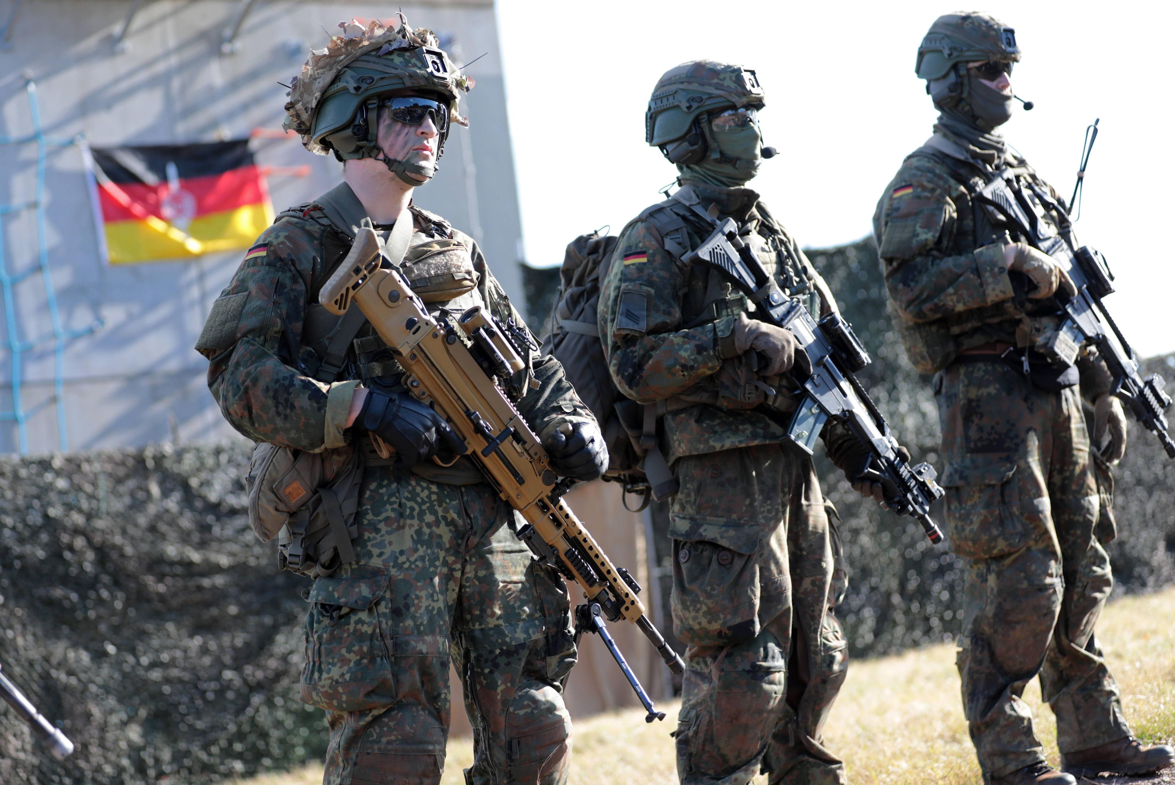 Soldaten des Fallschirmjägerregimentes 26 der Bundeswehr in Zweibrücken an dessen »Tag der offenen Tür«, 30. August 2025.