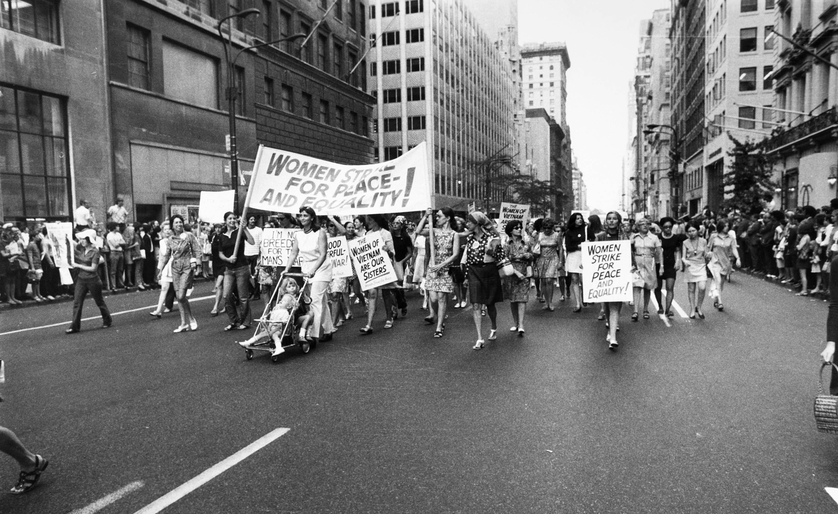 Feministinnen marschieren die Fifth Avenue in New York entlang und tragen Transparente mit der Aufschrift »Frauen streiken für Frieden (in Vietnam) und Gleichberechtigung!«, 26. August 1970.