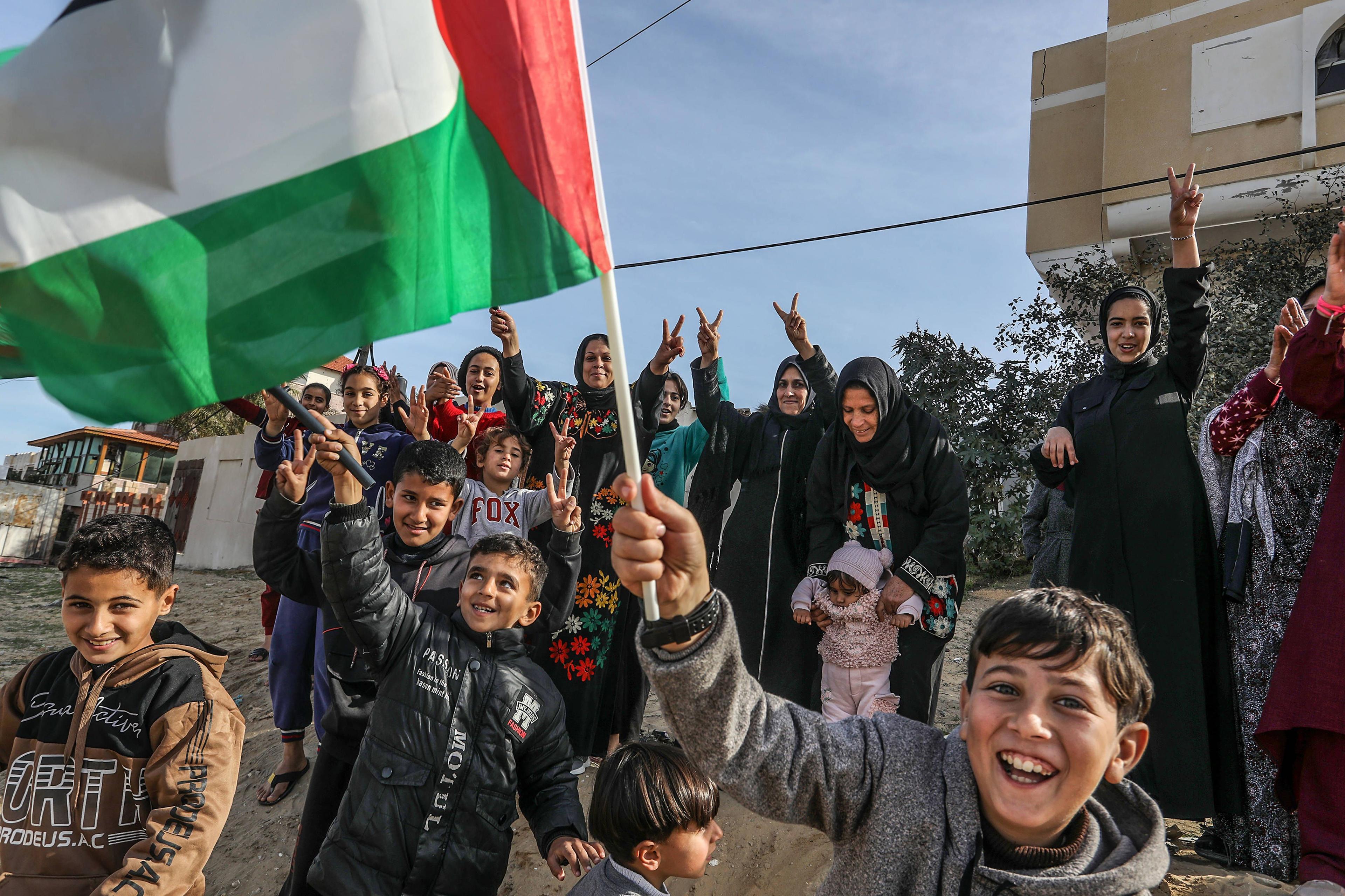 Vertriebene Palästinenser im südlichen Gazastreifen feiern die Ankündigung eines Waffenstillstands zwischen der Hamas und Israel,19. Januar 2025.