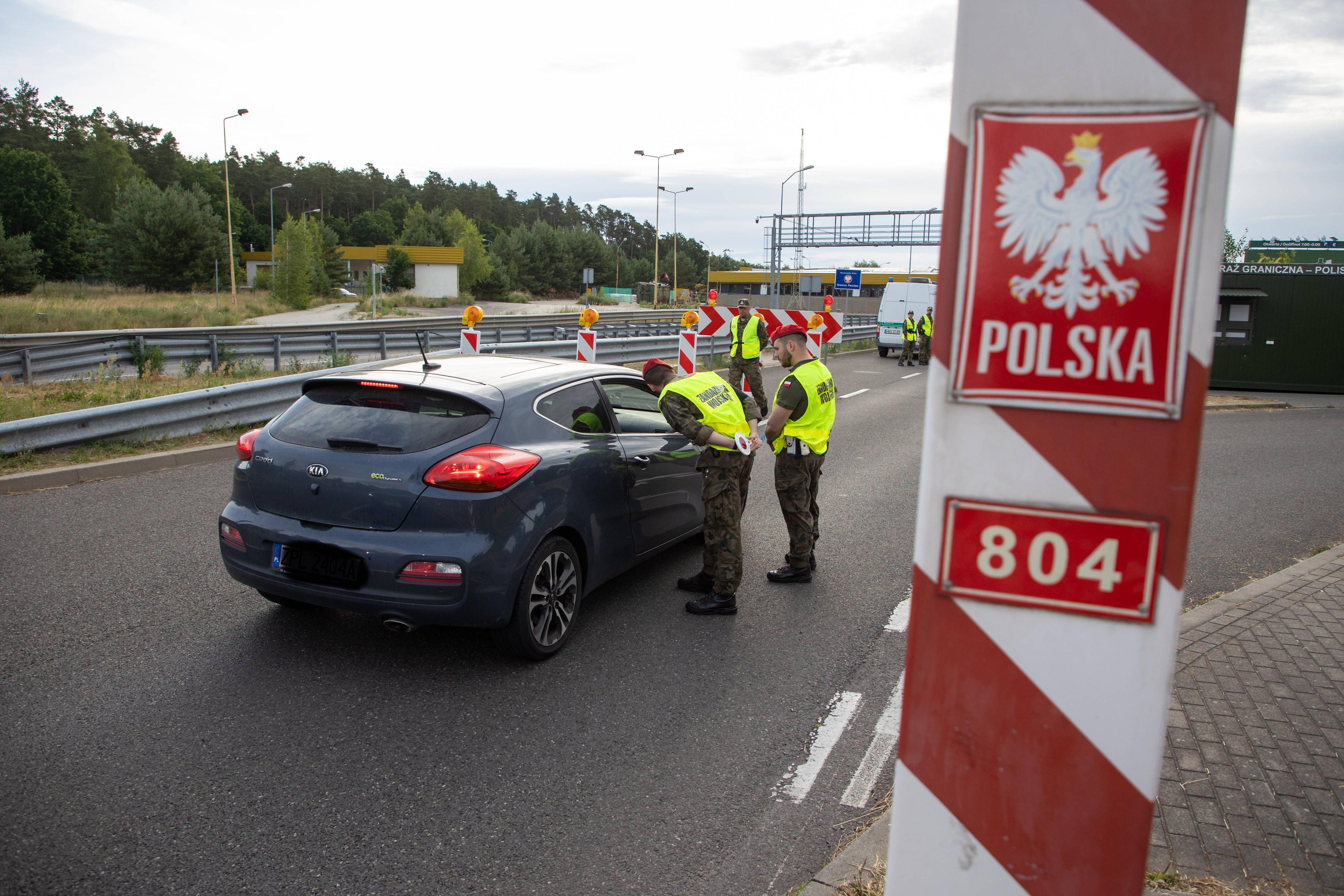 Eine Grenzkontrolle findet statt am Grenzübergang Linken/Lubieszyn bei Stettin/Szczecin, 7. Juli 2025.