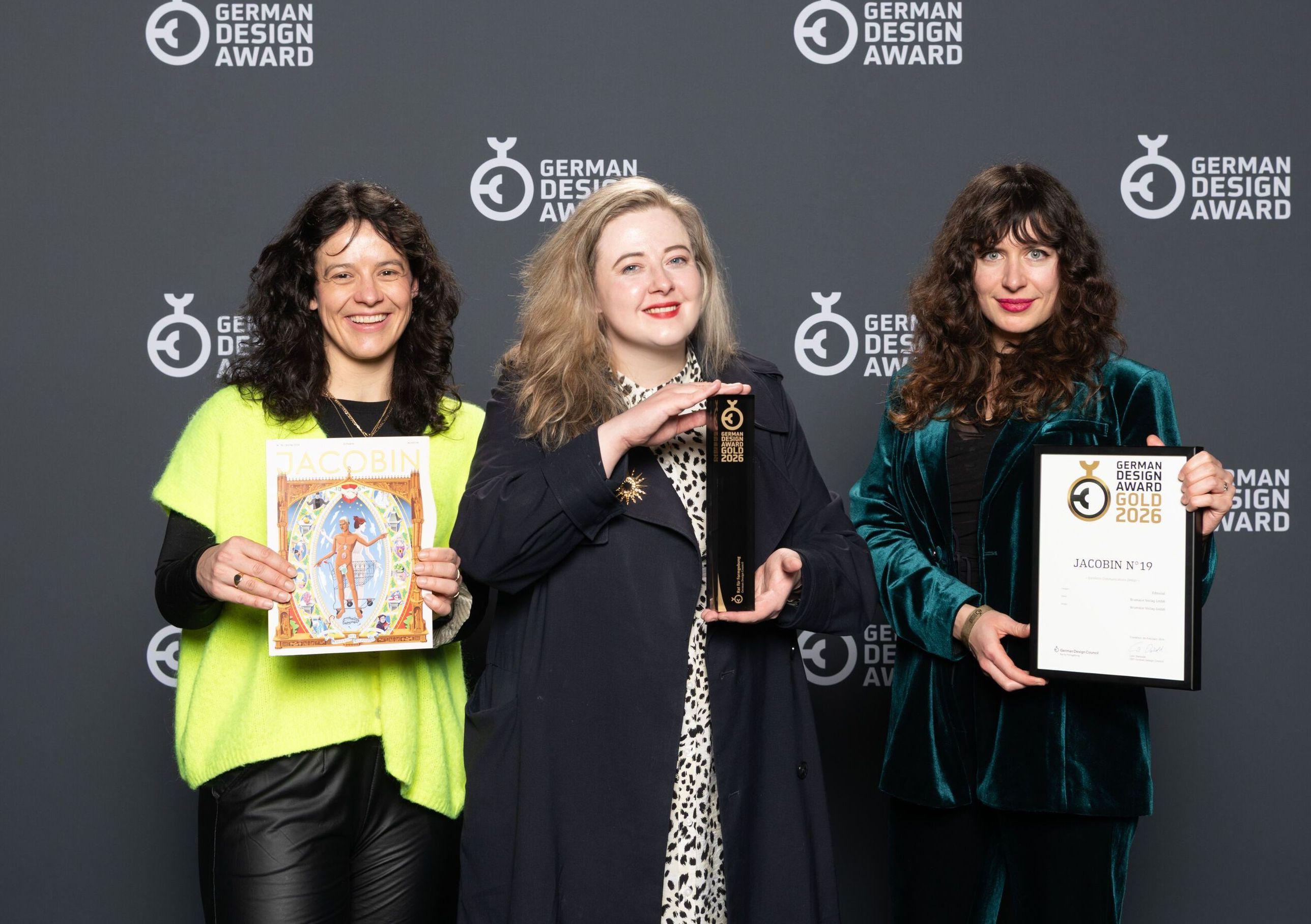 Brumaire-Verlagsleiterin Carmen Giovanazzi (l.), Creative Director Andy King (m.) und Art Director Marie Schwab (r.) auf der Preisverleihung des German Design Awards in Frankfurt.