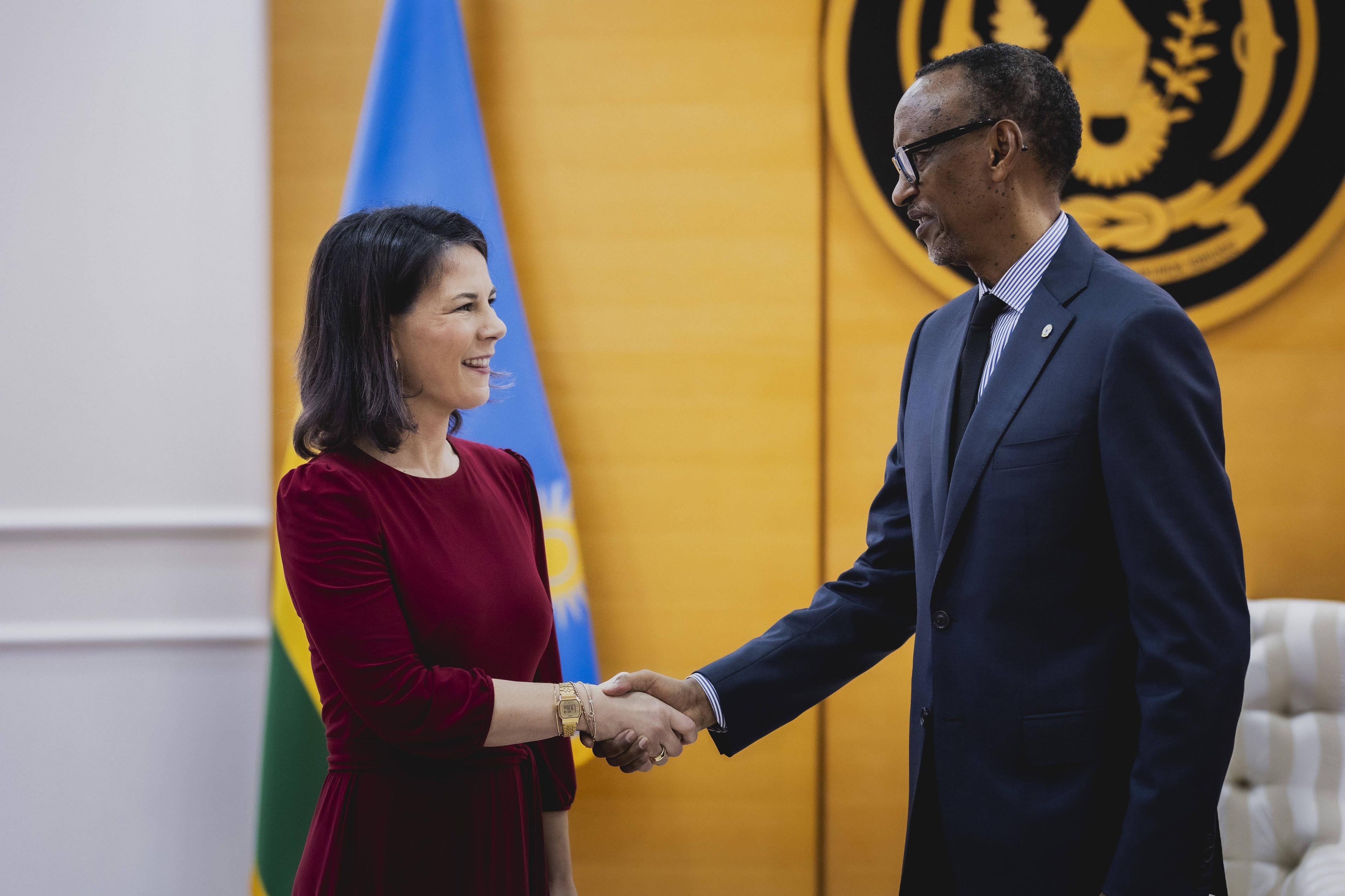 Annalena Baerbock und Paul Kagame geben sich die Hand im Rahmen eines gemeinsamen Treffens in Kigali, 18. Dezember 2023.