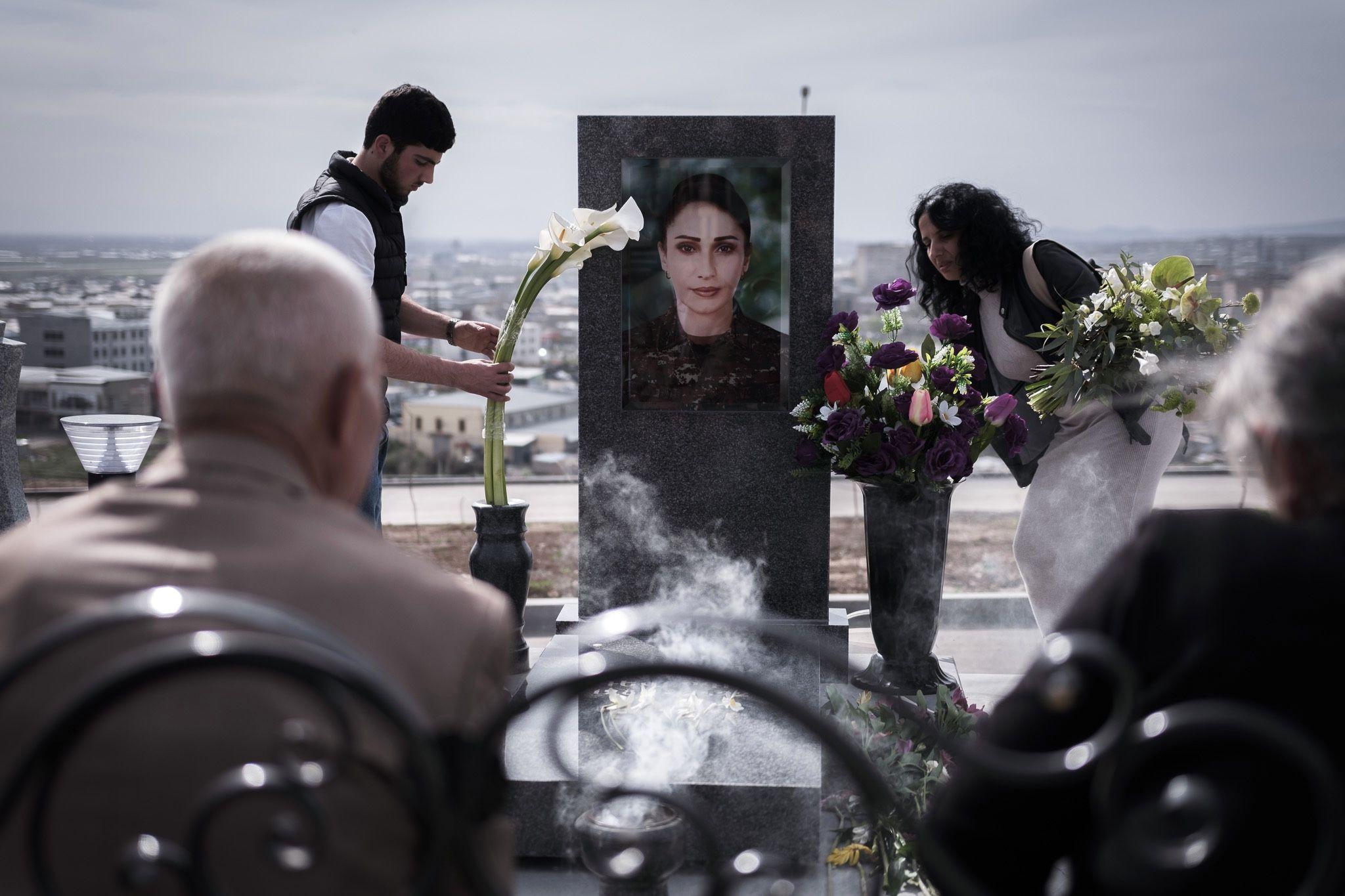 Lala (r.) mit ihren Eltern und ihrem Neffen am Grab ihrer Schwester auf dem Militärfriedhof Yerablur in Jerewan.