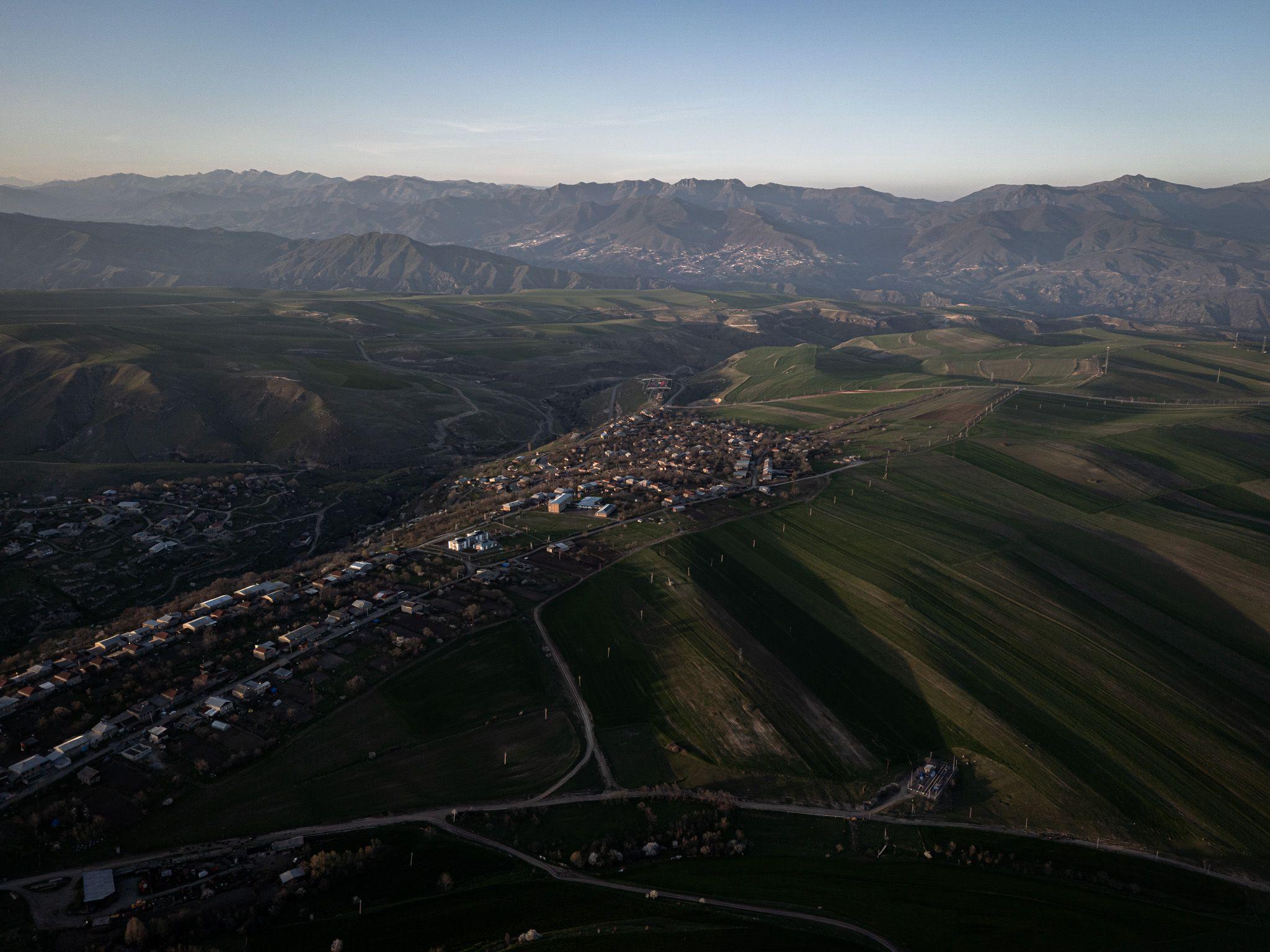 Luftaufnahme von Tegh, einem der letzten armenischen Dörfer vor Bergkarabach. Noch im Frühjahr dieses Jahres kam es hier zu Schusswechseln zwischen aserbaidschanischen und armenischen Streitkräften.