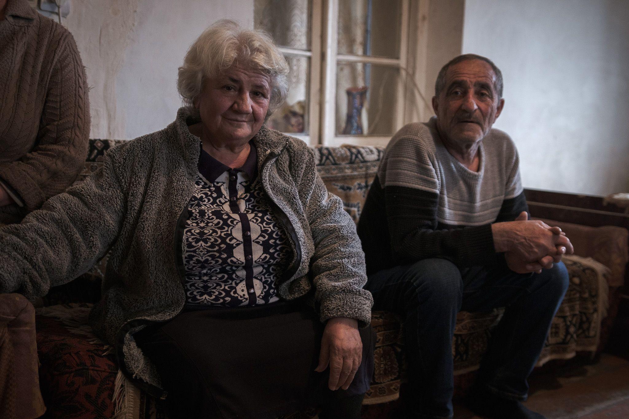 Janetta und ihr Ehemann in dem Haus, das sie in Kordnizor gemietet haben – einem armenischen Dorf, das nur wenige hundert Meter von den aserbaidschanischen Stellungen in Bergkarabach entfernt liegt.