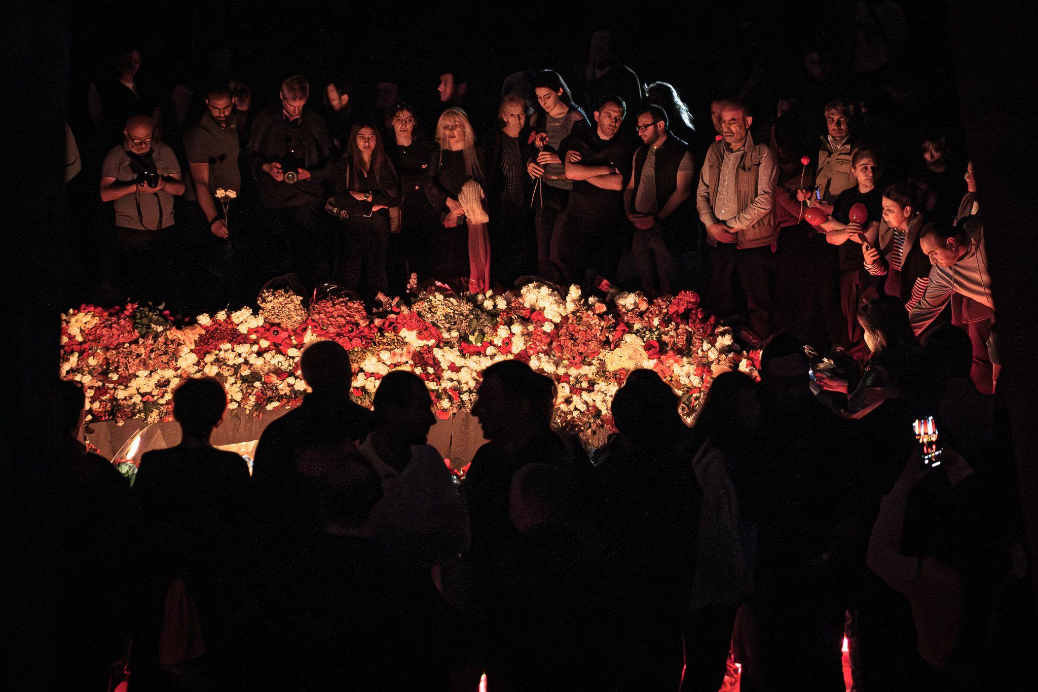 Menschen legen am 23. April 2024 Blumen am Genozid-Denkmal Zizernakaberd nieder. Laut Schätzungen wurden in den Jahren 1915 und 1916 bis zu 1,2 Millionen Armenier vom Osmanischen Reich getötet.