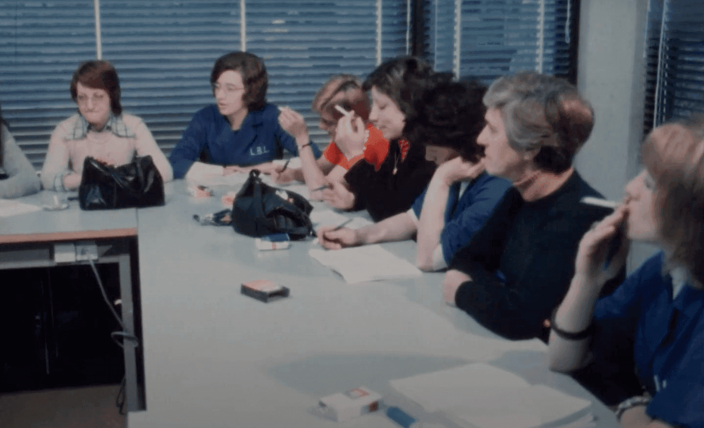 Reinigungskräfte der Universität bei einer Versammlung, Standbild aus Coline Grandos Dokumentarfilm »Le balai libéré«.