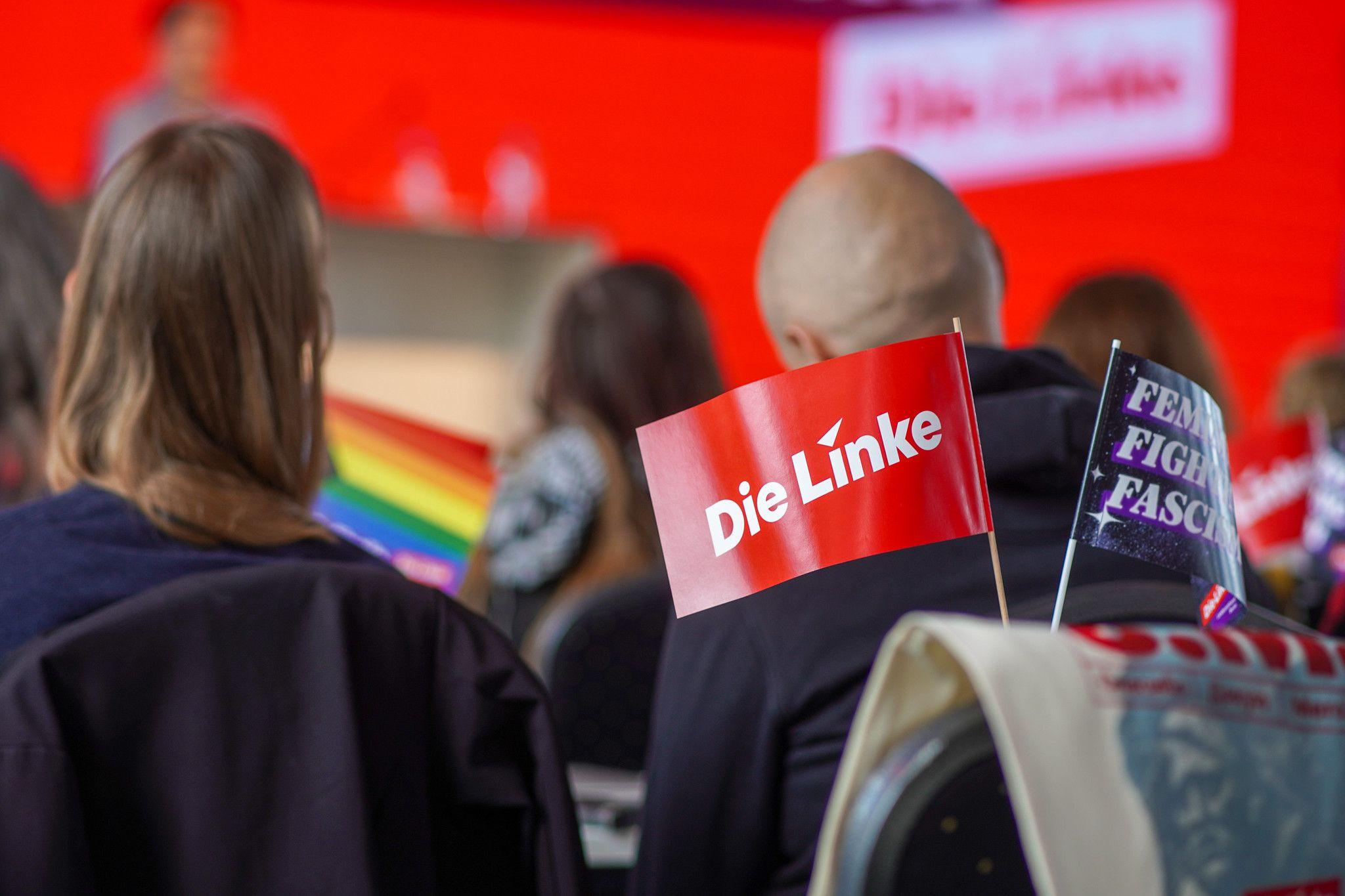 Teilnehmer schauen auf die Bühne beim 10. Landesparteitag der Linken Berlin, 17. Mai 2025.