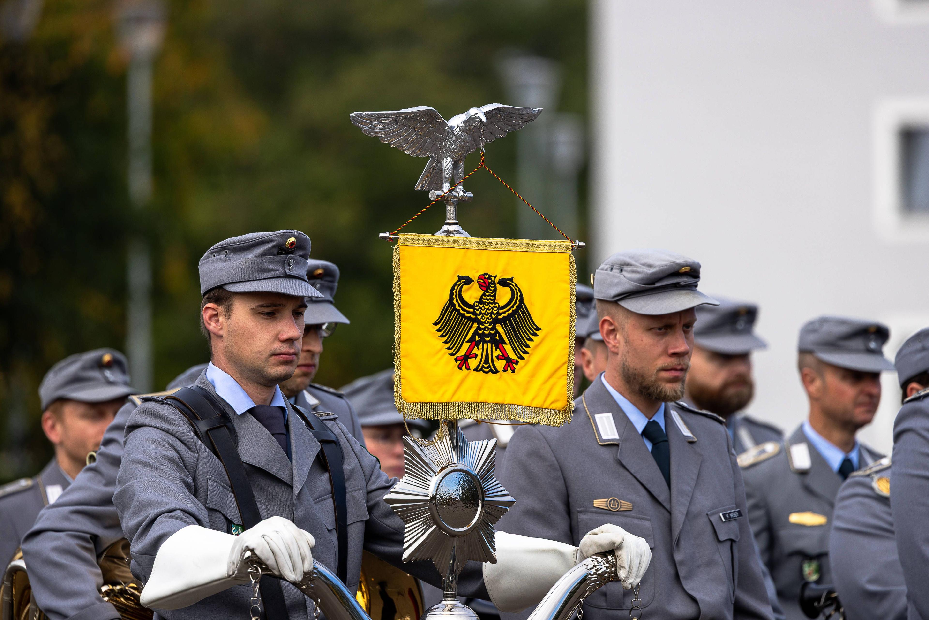 Angehörige des Gebirgsmusikkorps der Bundeswehr während einer Zeremonie in Roth, Bayern, 15. Oktober 2025.