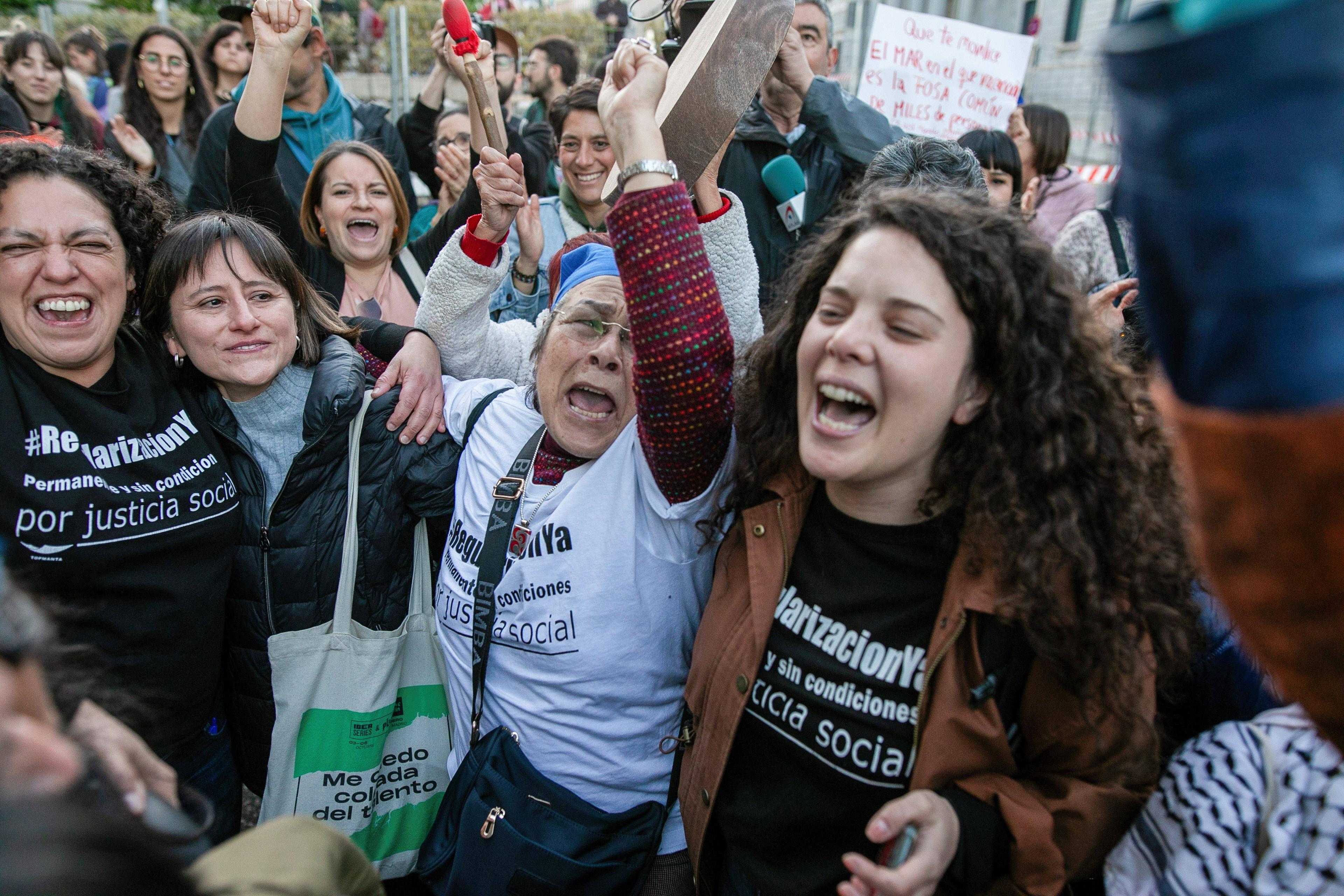 Aktivistinnen feiern die Entscheidung des spanischen Abgeordnetenhauses, den Gesetzesentwurf der Initiative »¡Regularización Ya!« zu prüfen, Madrid, 9, April 2024.