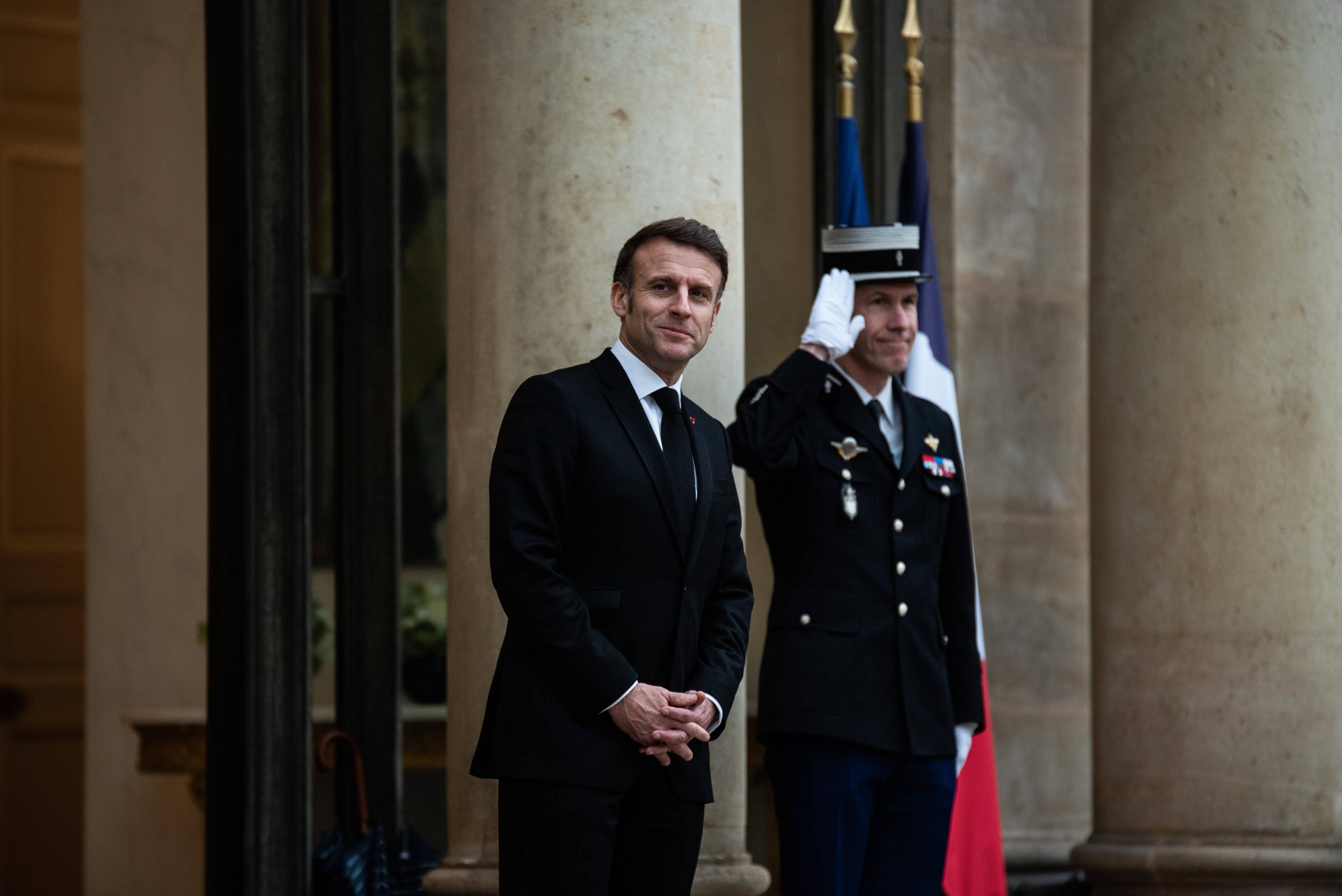 Emmanuel Macron wartet auf Staatsgäste während des Internationalen Gipfels für künstliche Intelligenz in Paris, 10. Februar 2025.
