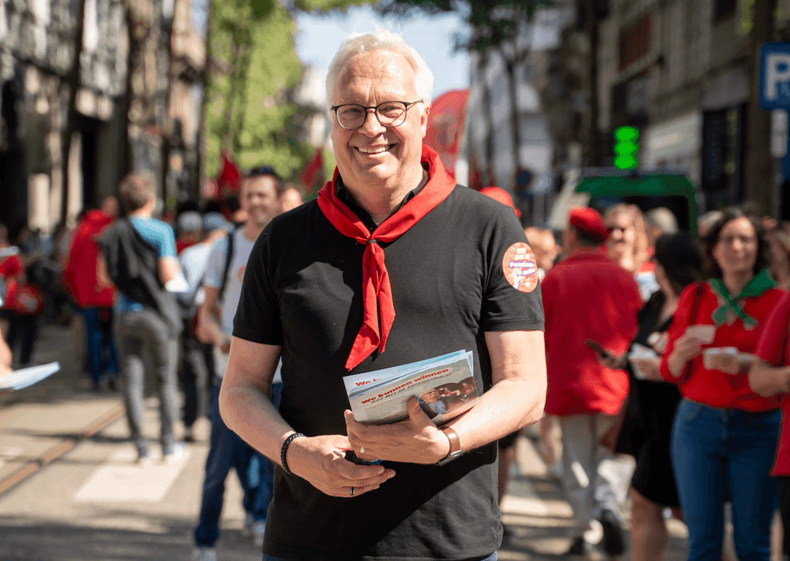 Peter Mertens, Generalsekretär der belgischen Partei der Arbeit, bei einem Aktionstag gegen die Sparvorhaben der Regierung, Antwerpen, 29. April 2025.