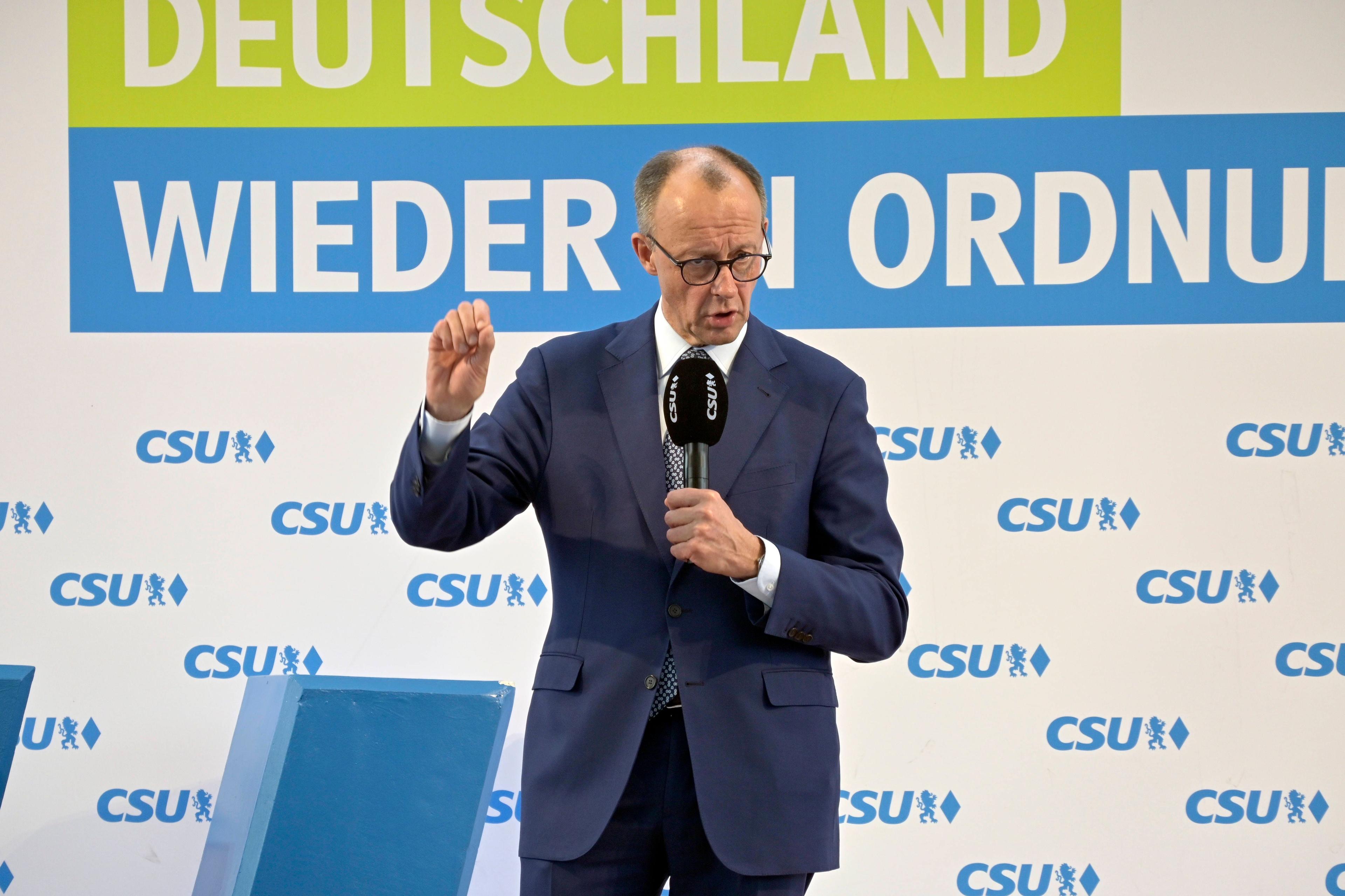Friedrich Merz hält eine Rede zum Thema »Deutschland wieder in Ordnung bringen« bei der CSU in Dachau am 15. Februar 2025.