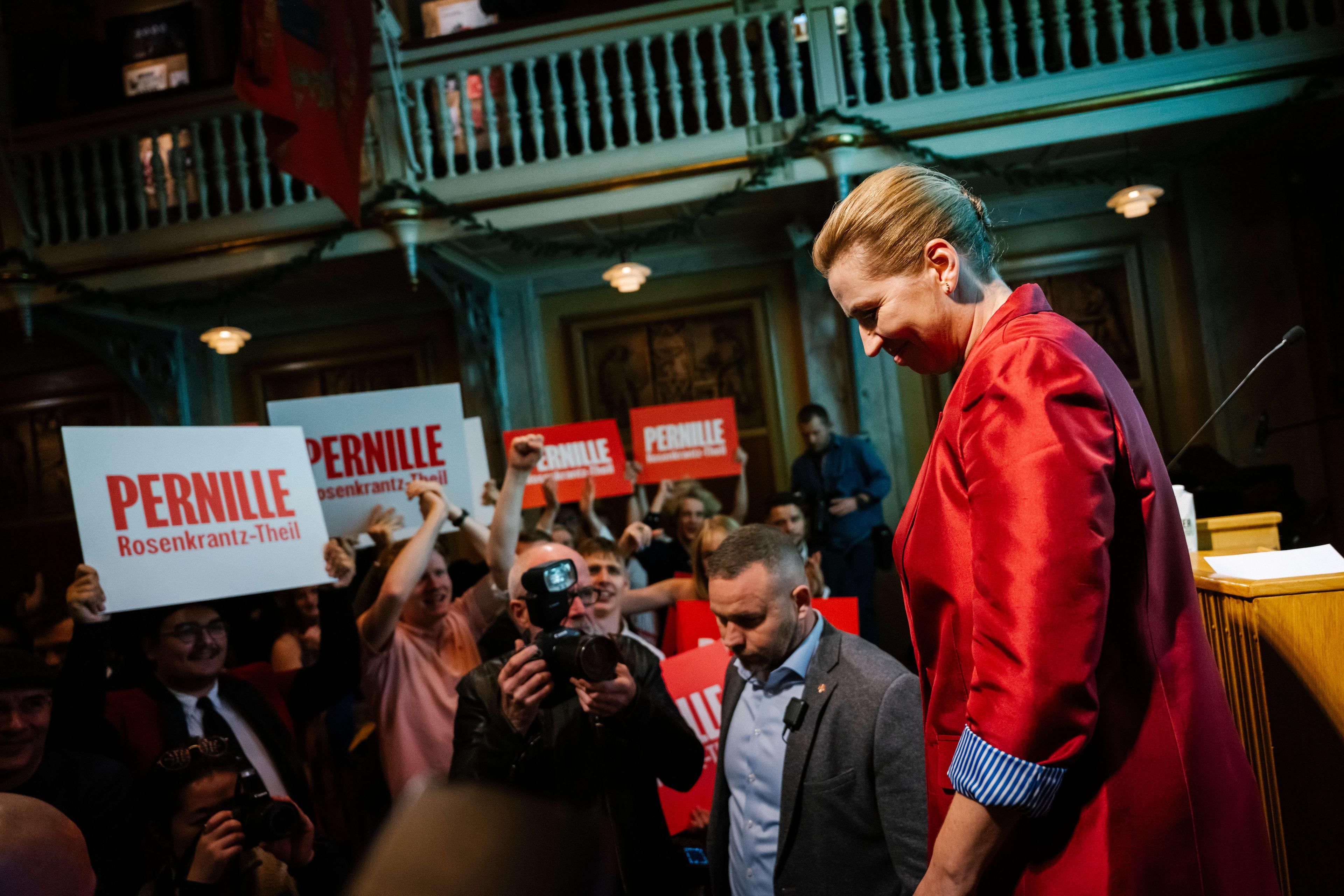 Die dänische Ministerpräsidentin Mette Frederiksen spricht auf einer Wahlparty der Sozialdemokraten in Kopenhagen, 18. November 2025.