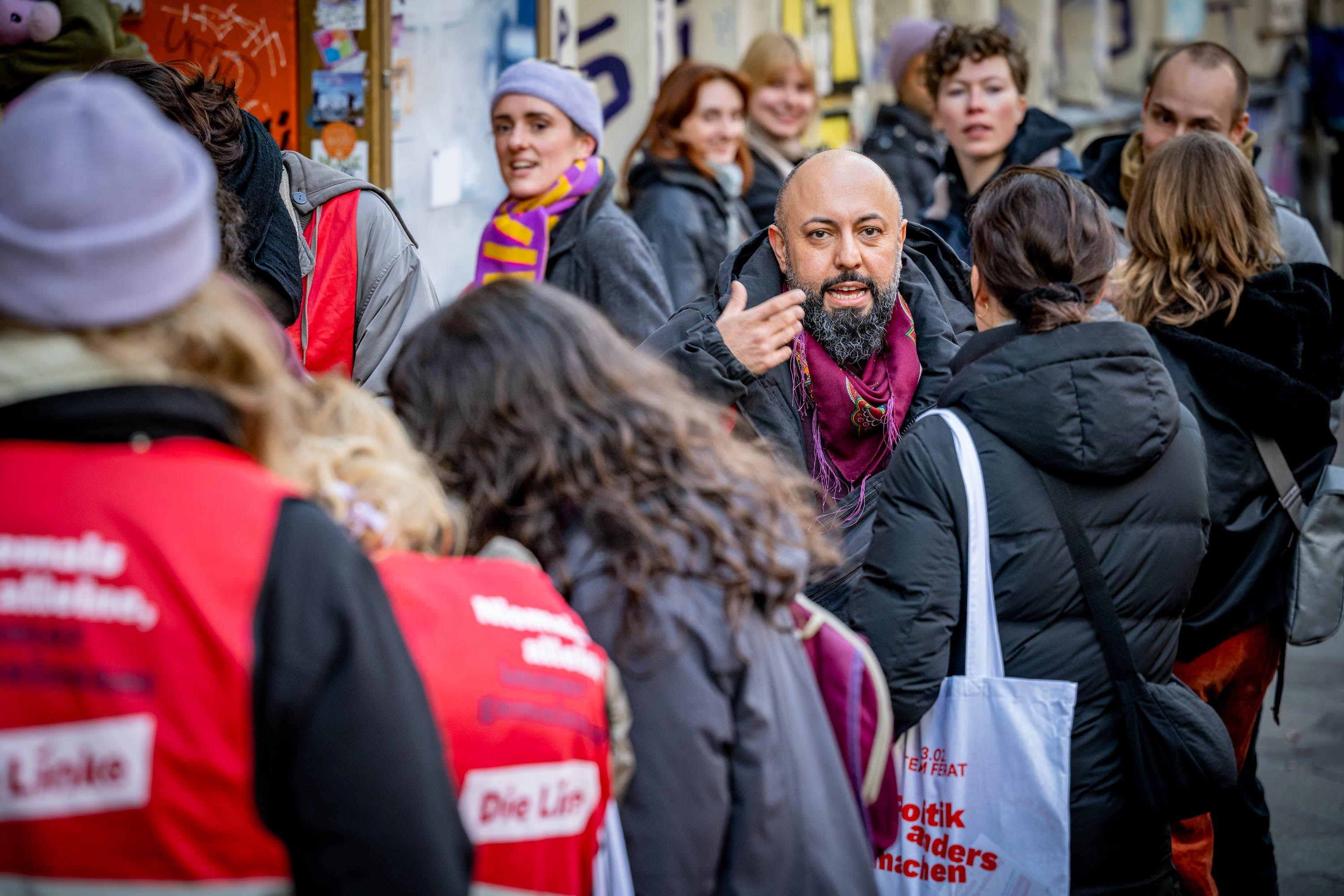 Dichtes Gedränge vor dem Refugio in Neukölln, immer mittendrin: Ferat Koçak (Foto: © Nici Wegener, 2025)
